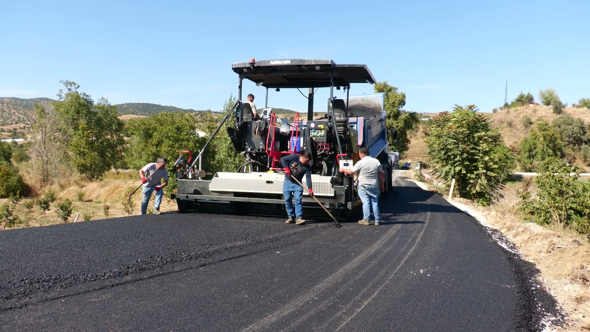 Manisa Büyükşehir Belediyesi, Sarıgöl’de 6 kilometrelik yolu sıcak asfaltla buluşturuyor
