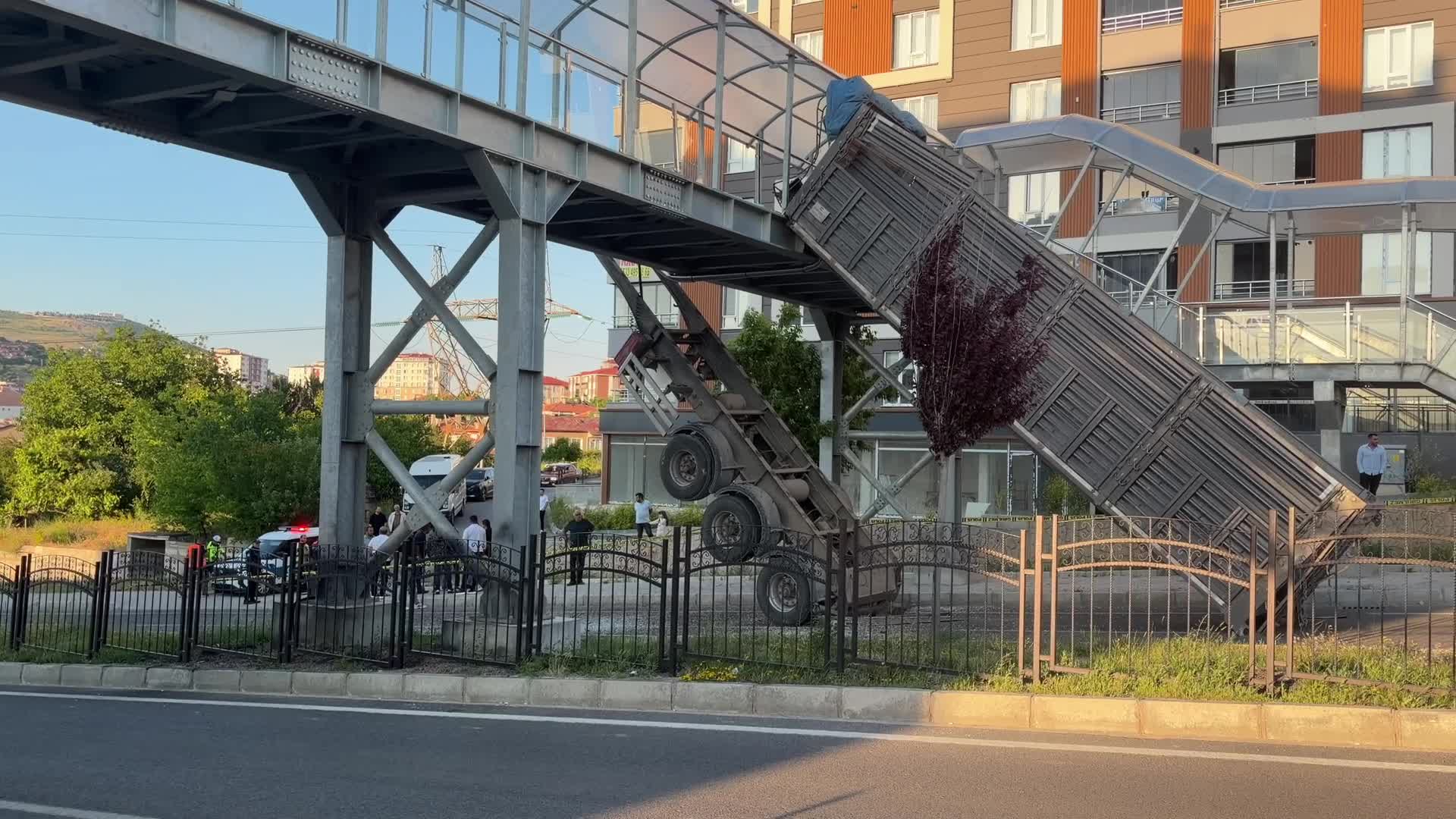 Yozgat'ta tır dorsesi üst geçitte takılı kaldı