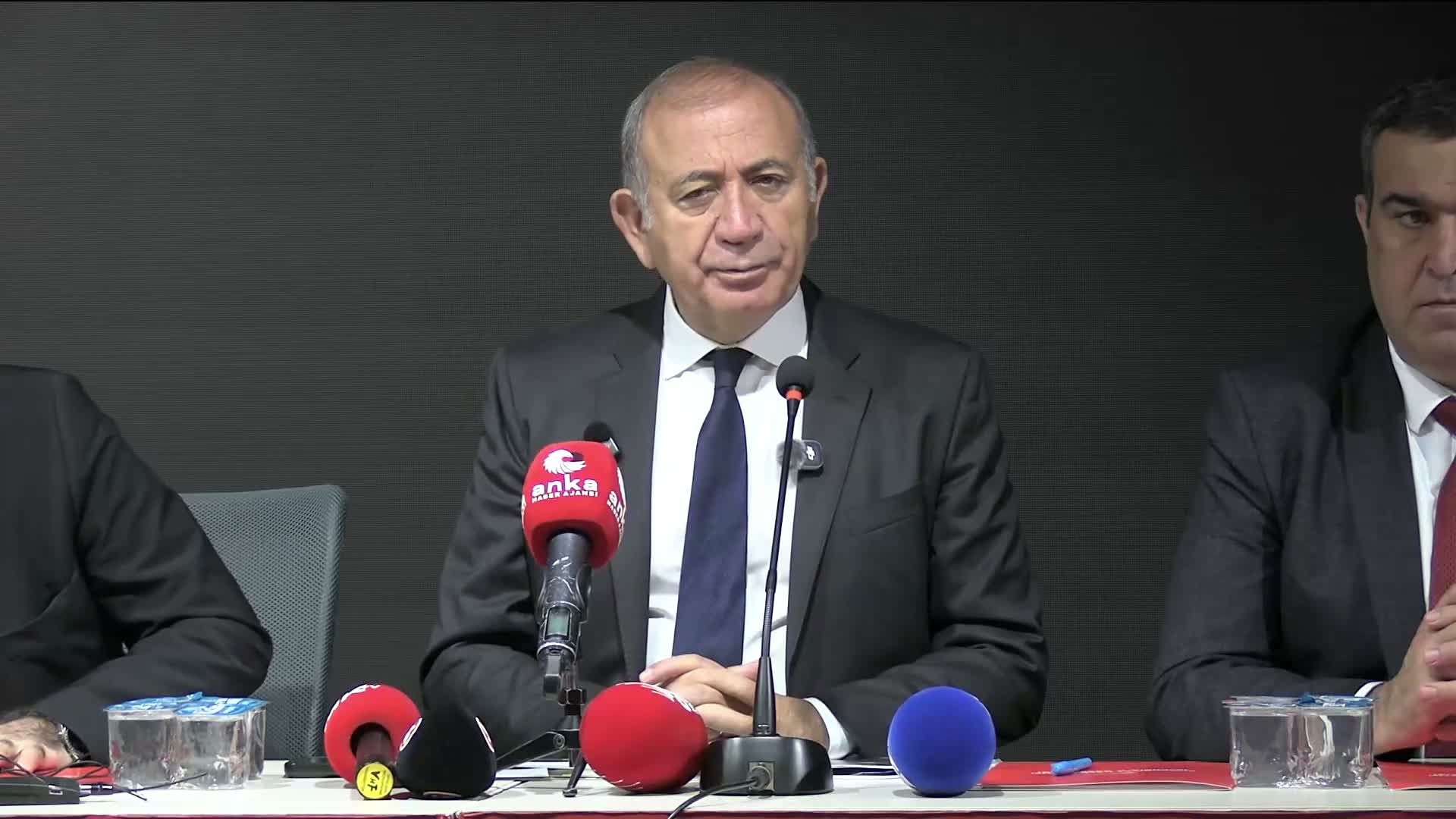 CHP İstanbul İl Başkanlığı'nda Rozet Takma Töreni... Gürsel Tekin'den Özgür Özel'e: " Hepinizin varlık sebebi Sayın Kılıçdaroğlu'dur"
