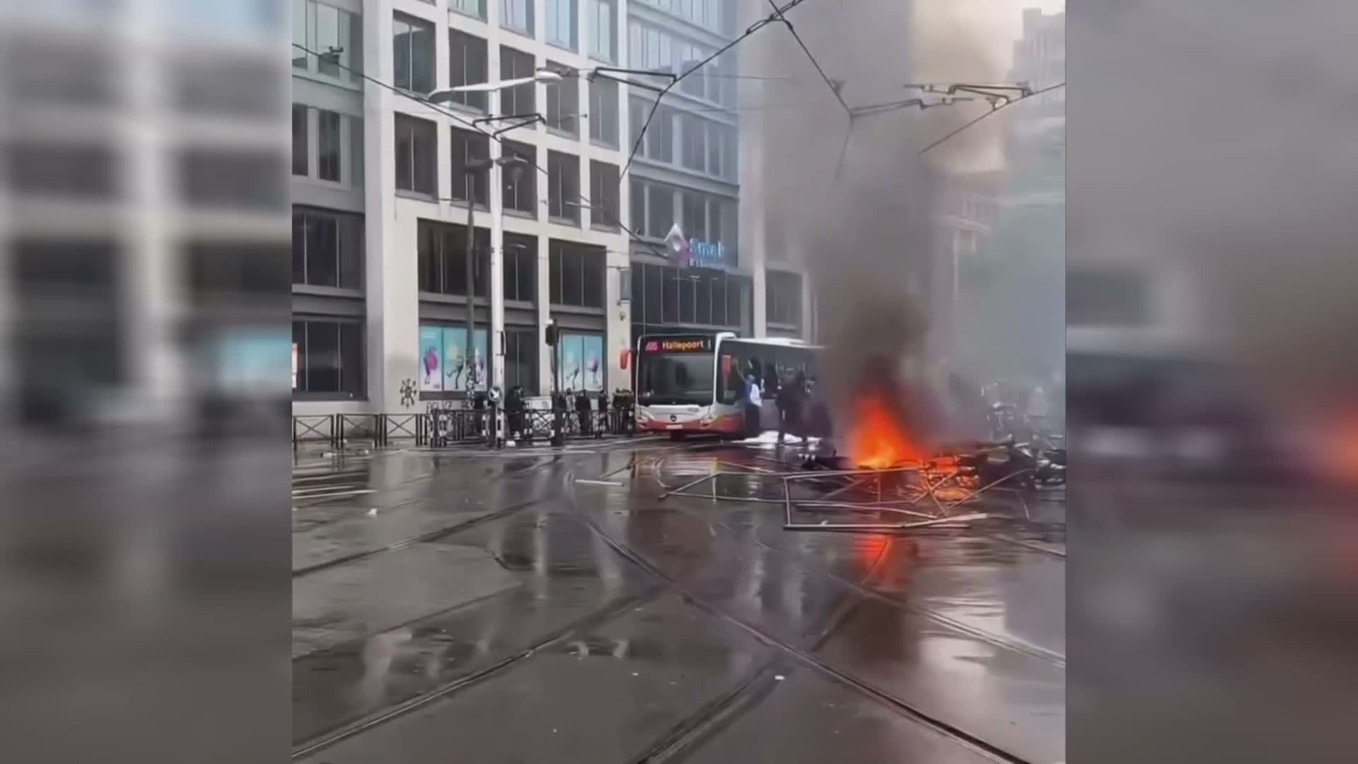 Brüksel'de kemer sıkma karşıtı protestoda polisle göstericiler çatıştı