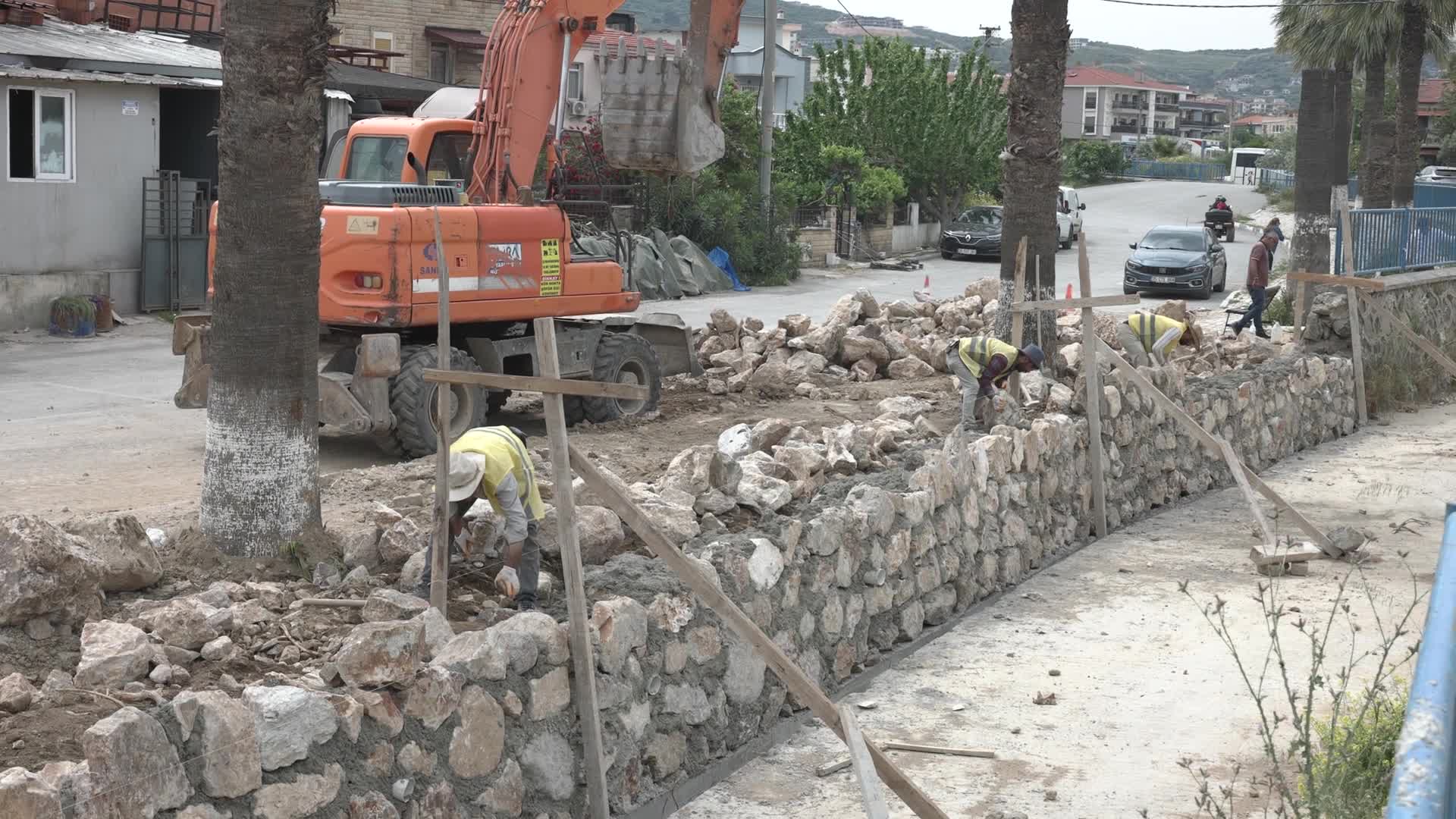 Yeni Foça’da tarihi dere yatağı güçlendiriliyor