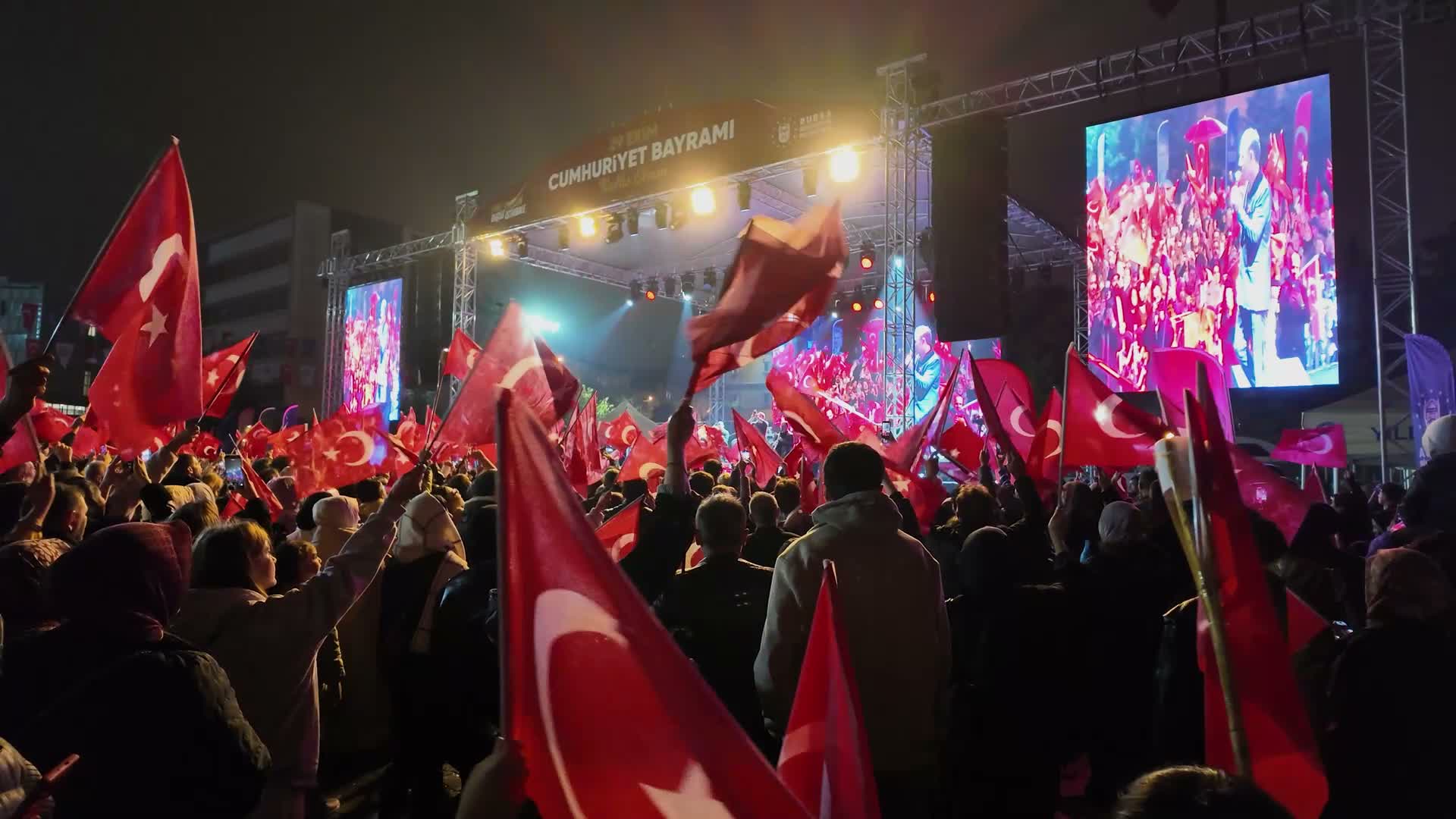 Bursa’da Cumhuriyet coşkusu yağmura rağmen dinmedi