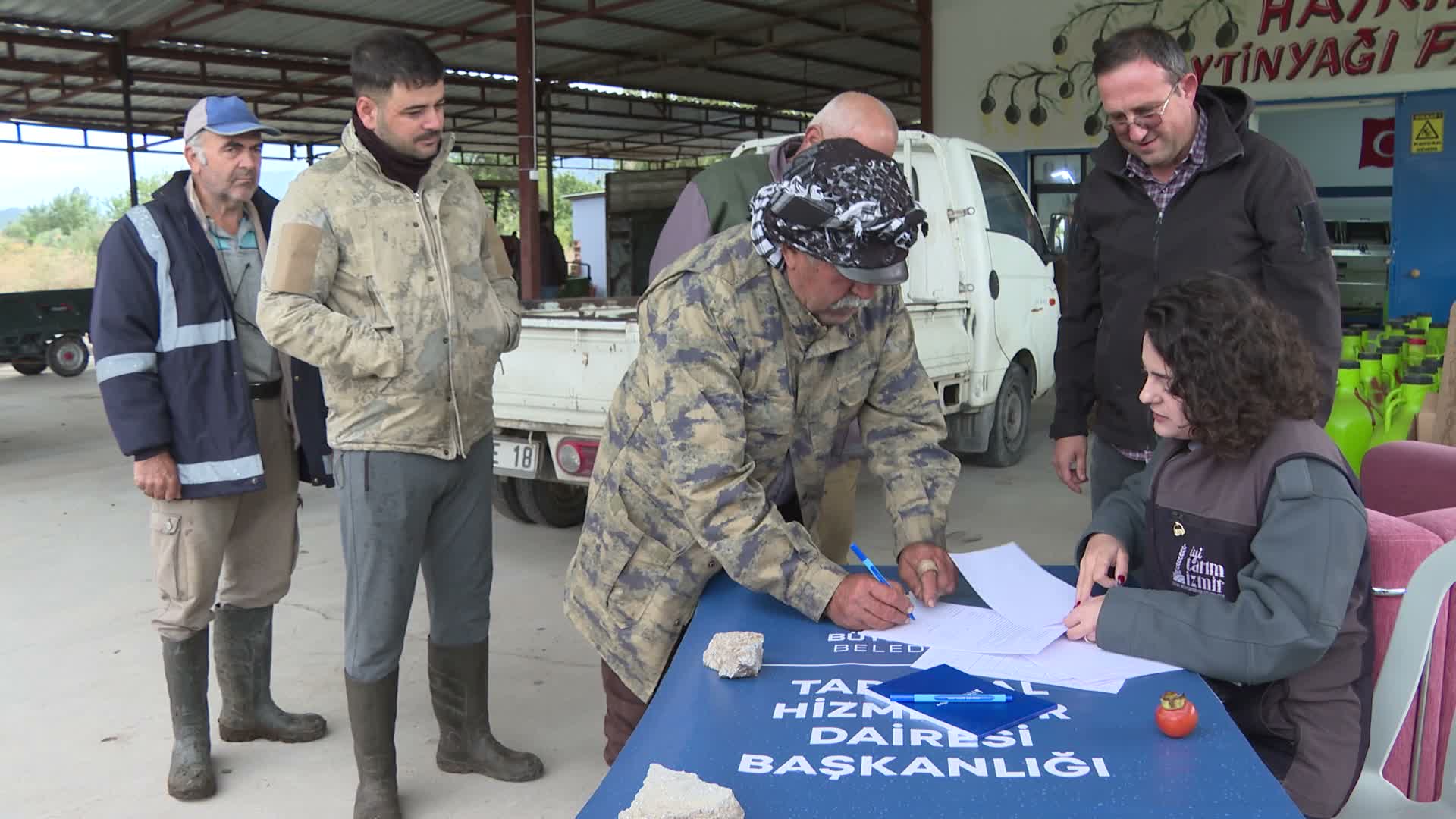 İzmir Büyükşehir Belediyesi’nden yangından etkilenen üreticilere yem desteği