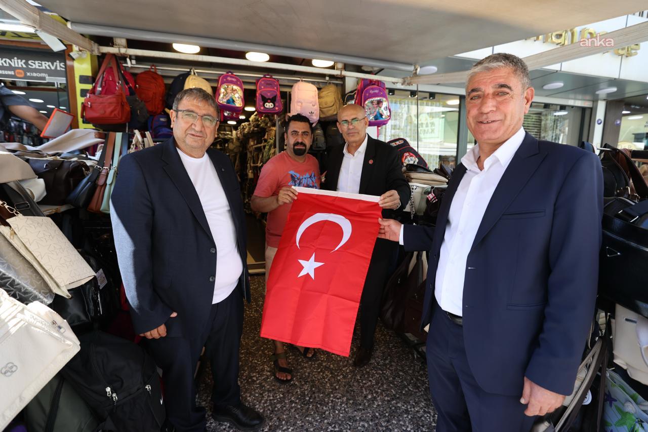 Buca’da 30 Ağustos Zafer Bayramı öncesi esnafa bayrak dağıtıldı
