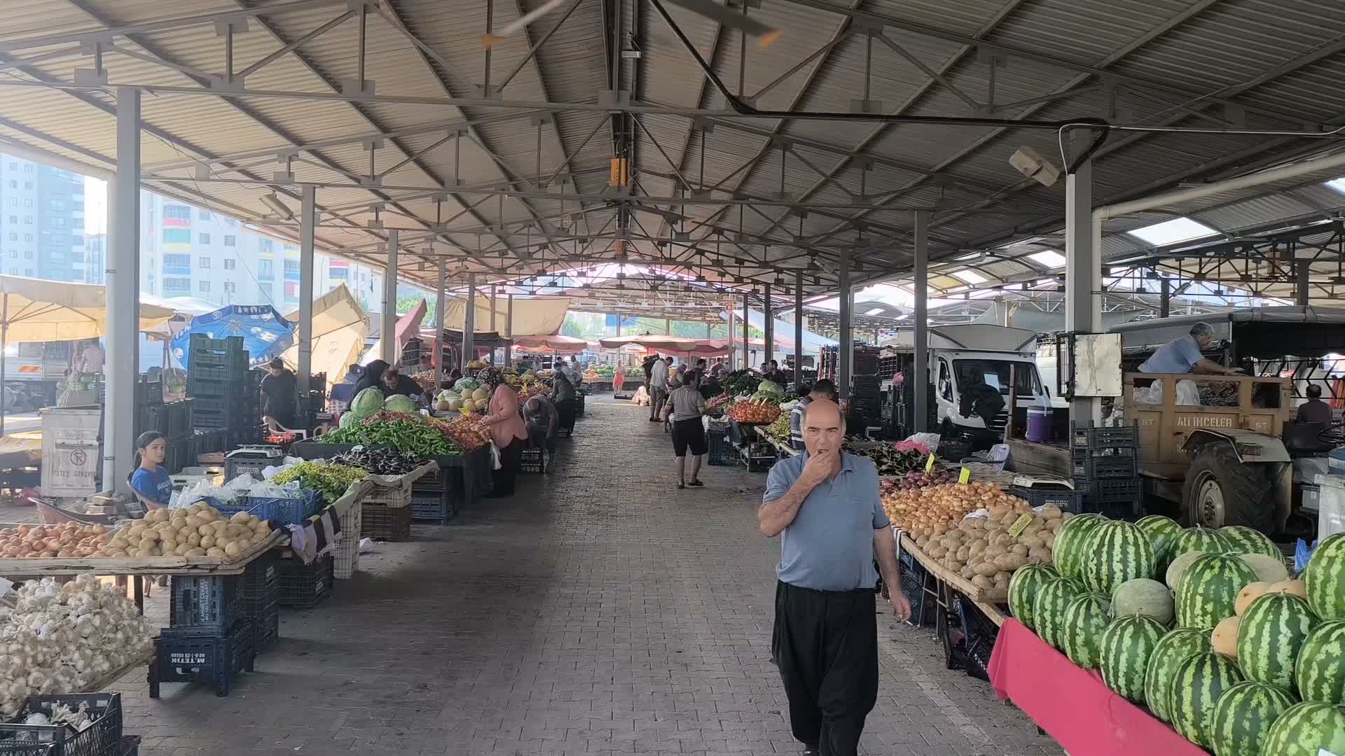 Adanalı pazarcı: "Patlıcanı 30 liraya veriyorduk, mazot zammından 40 lira yaptık"