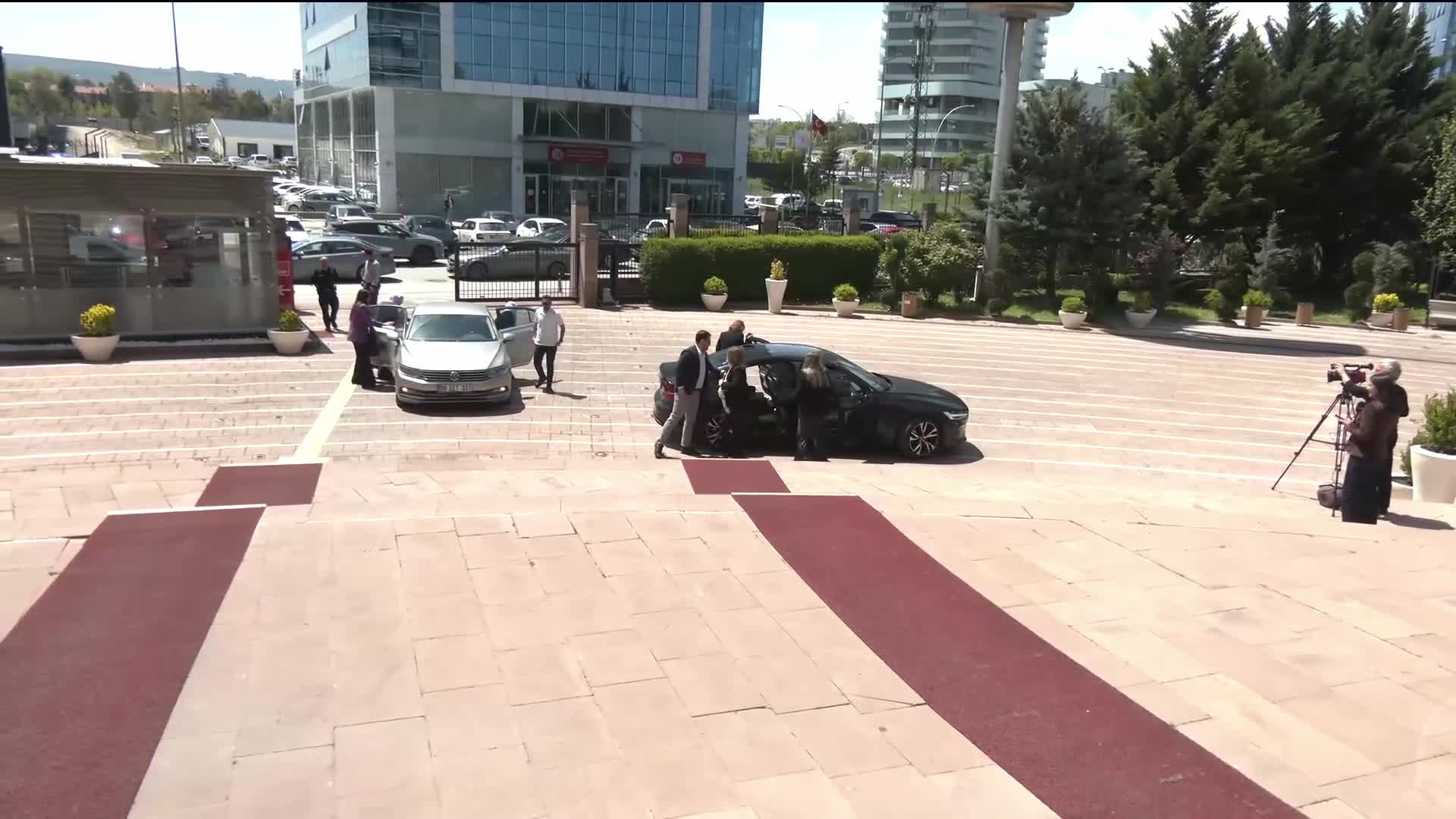 Barış Anneleri, Özgür Özel’i ziyaret etti