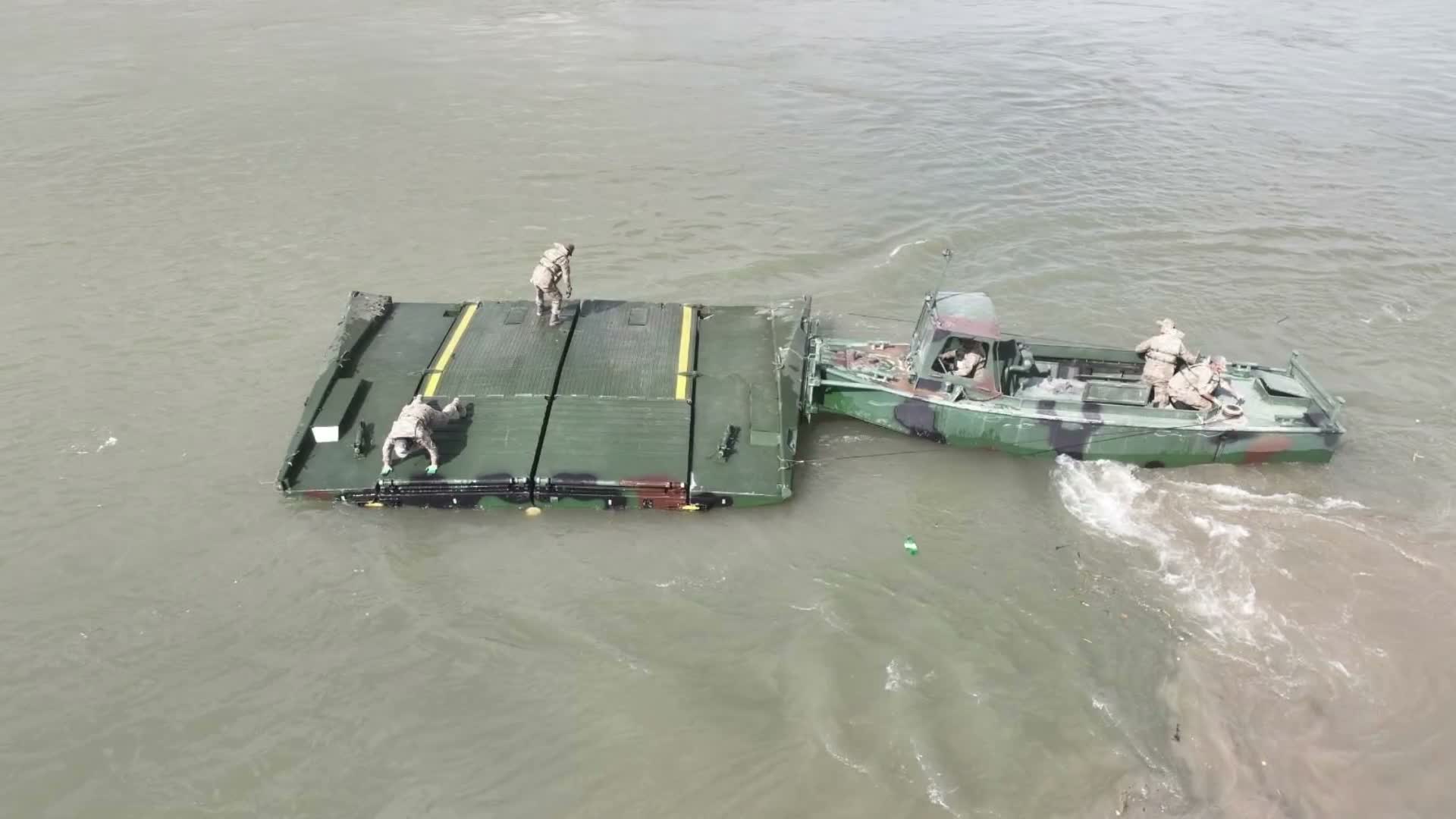 TSK, Deyrizor'daki Fırat Nehri üzerine yüzer köprü kurdu