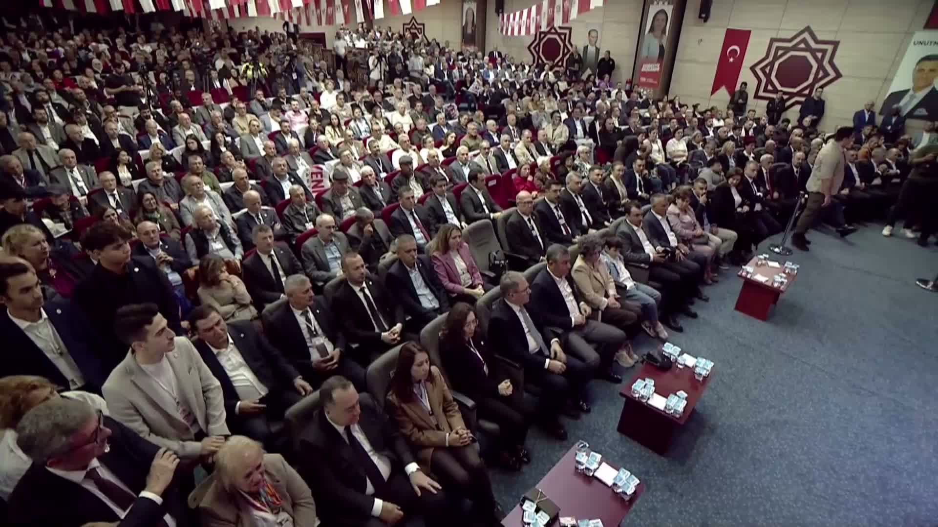 YENİ Parti 1. Olağan Manisa İl Kongresi... Özgür Özel: Dünyanın dört bir yanında bir sivil darbe döneminde olduğumuz görülüyor