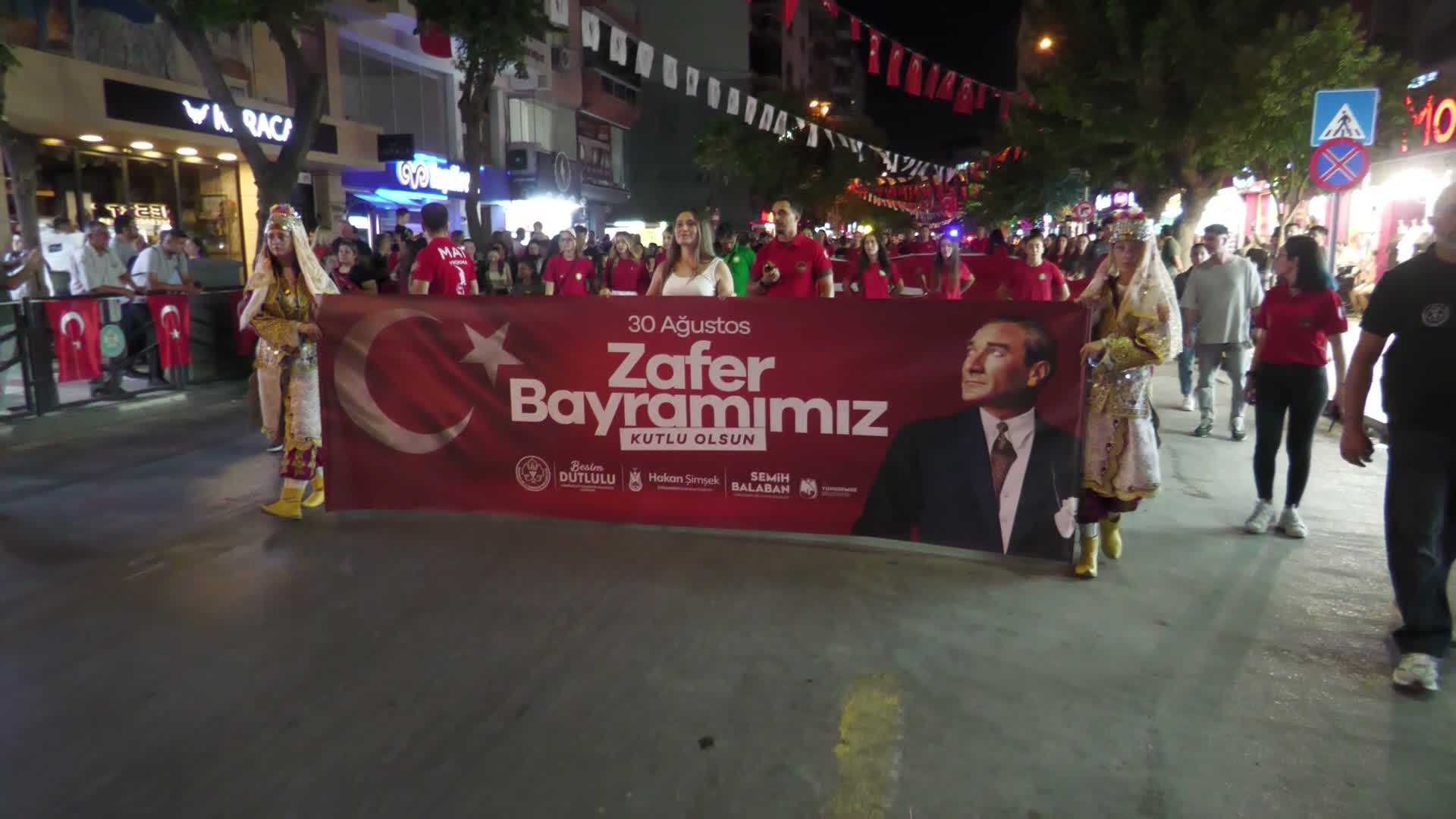 Manisa’yı zafer coşkusu sardı: Fener alayının ardından Hadise sahneye çıktı