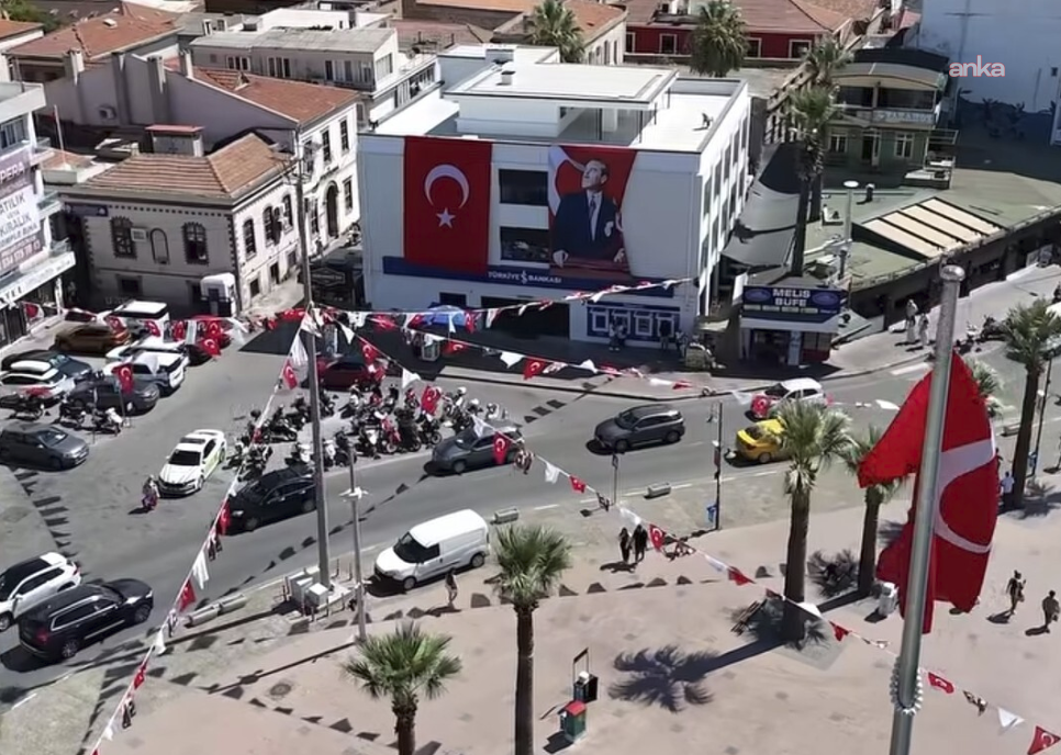 Ayvalık, 30 Ağustos Zafer Bayramı’nda kırmızı beyaza büründü
