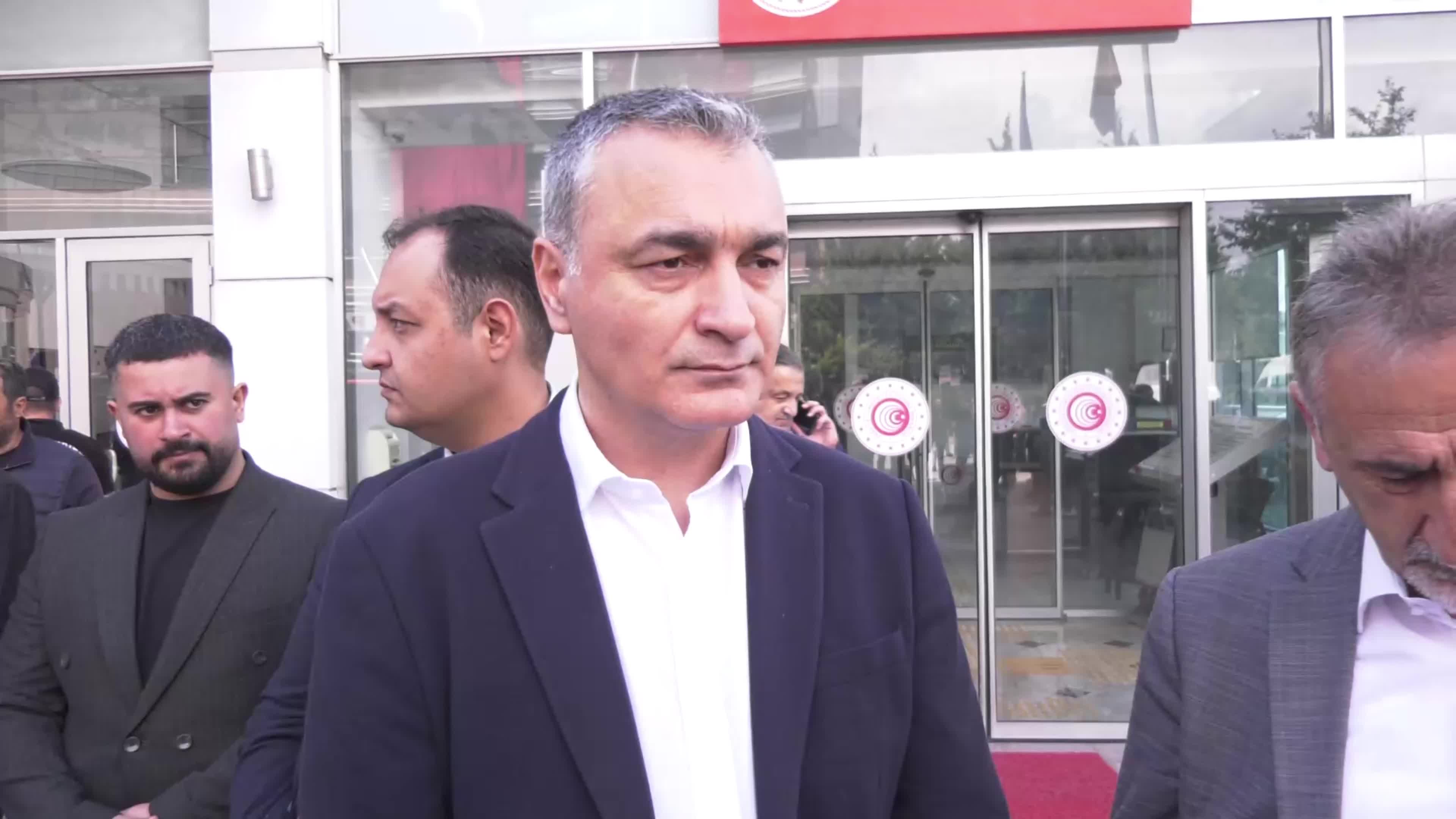 CHP Genel Merkezi'nde gerginlik... CHP Milletvekili Adıgüzel: "CHP Genel Başkan Kılıçdaroğlu olduğuna göre gelip burada çalışacak"