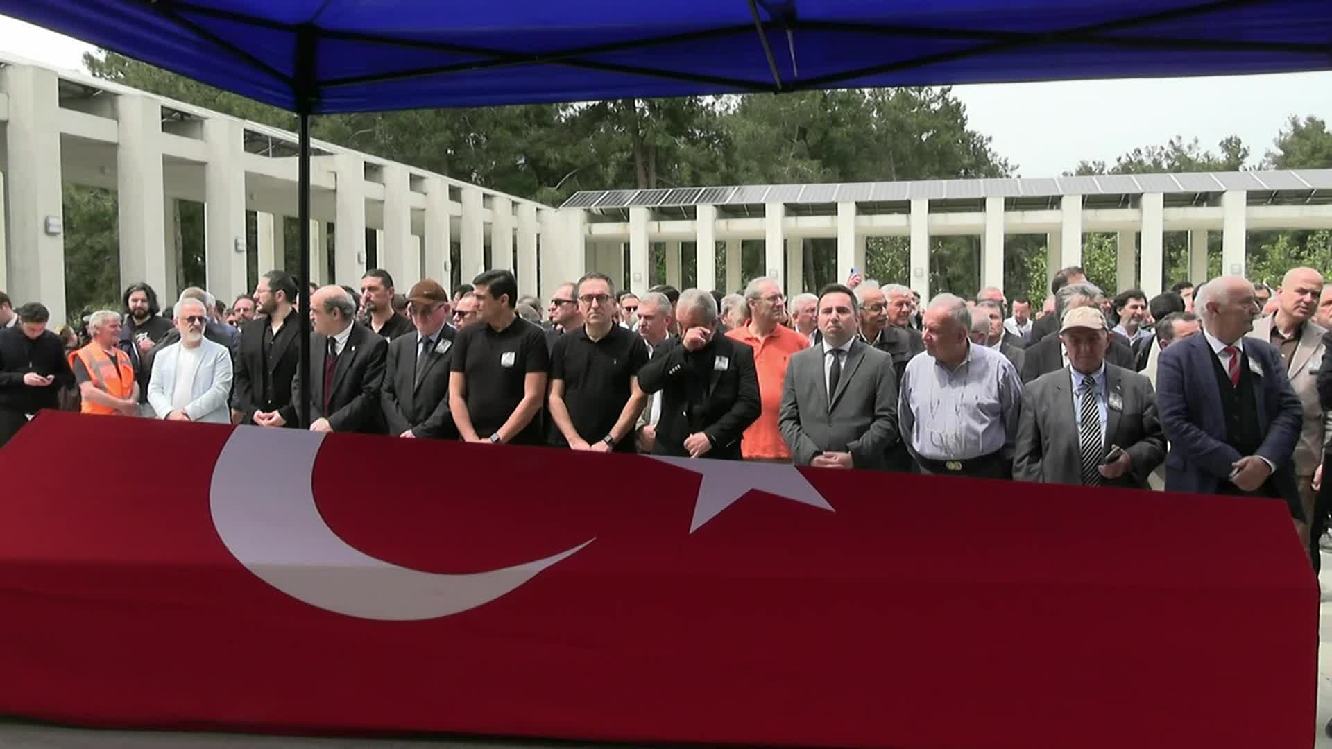 İBB'ye yeni operasyon... Hakkında gözaltı kararı verilen isimlerden Yasin Çağatay Seçkin, babasını son yolculuğuna uğurladı
