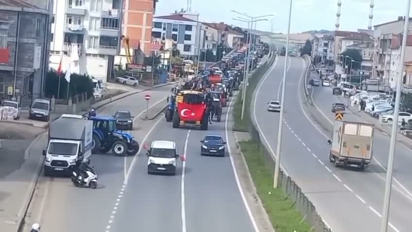 Bafra’da çeltik üreticilerinden traktör konvoyuyla eylem: “55 liranın altında fiyat bizi kurtarmaz”