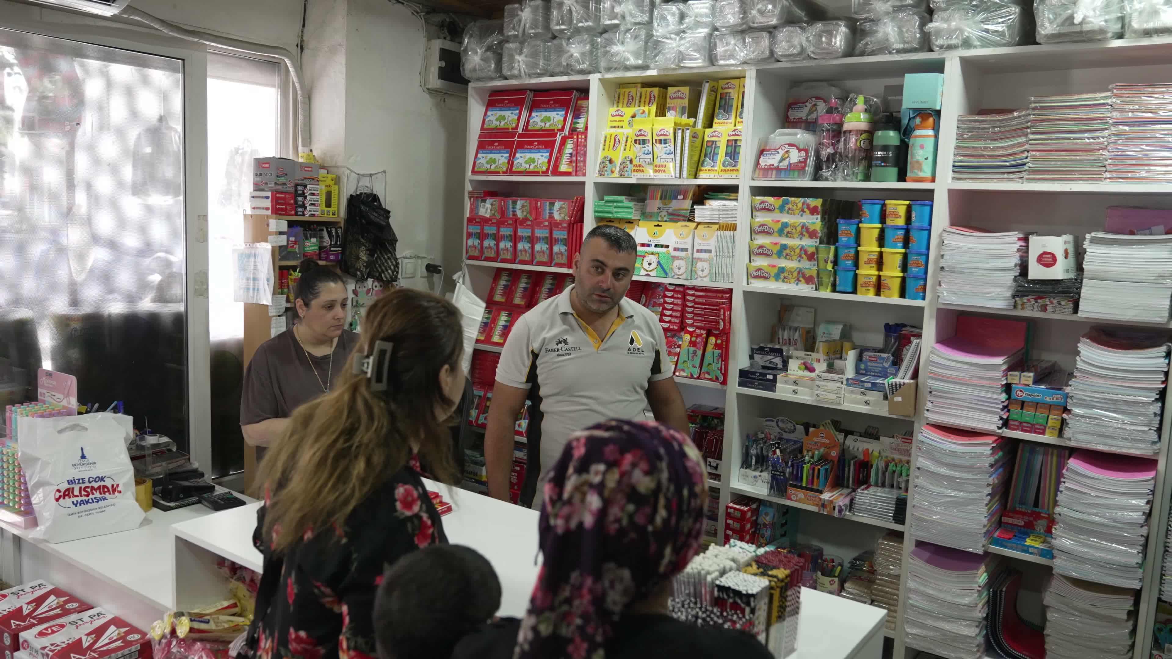 İzmir’de öğrencilerin okul heyecanına "Büyükşehir’den 100 milyon liralık" kırtasiye desteği
