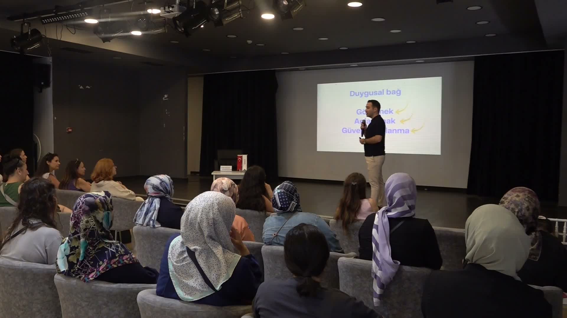 Uzman isimler Bornova’da çocuk eğitimini anlattı