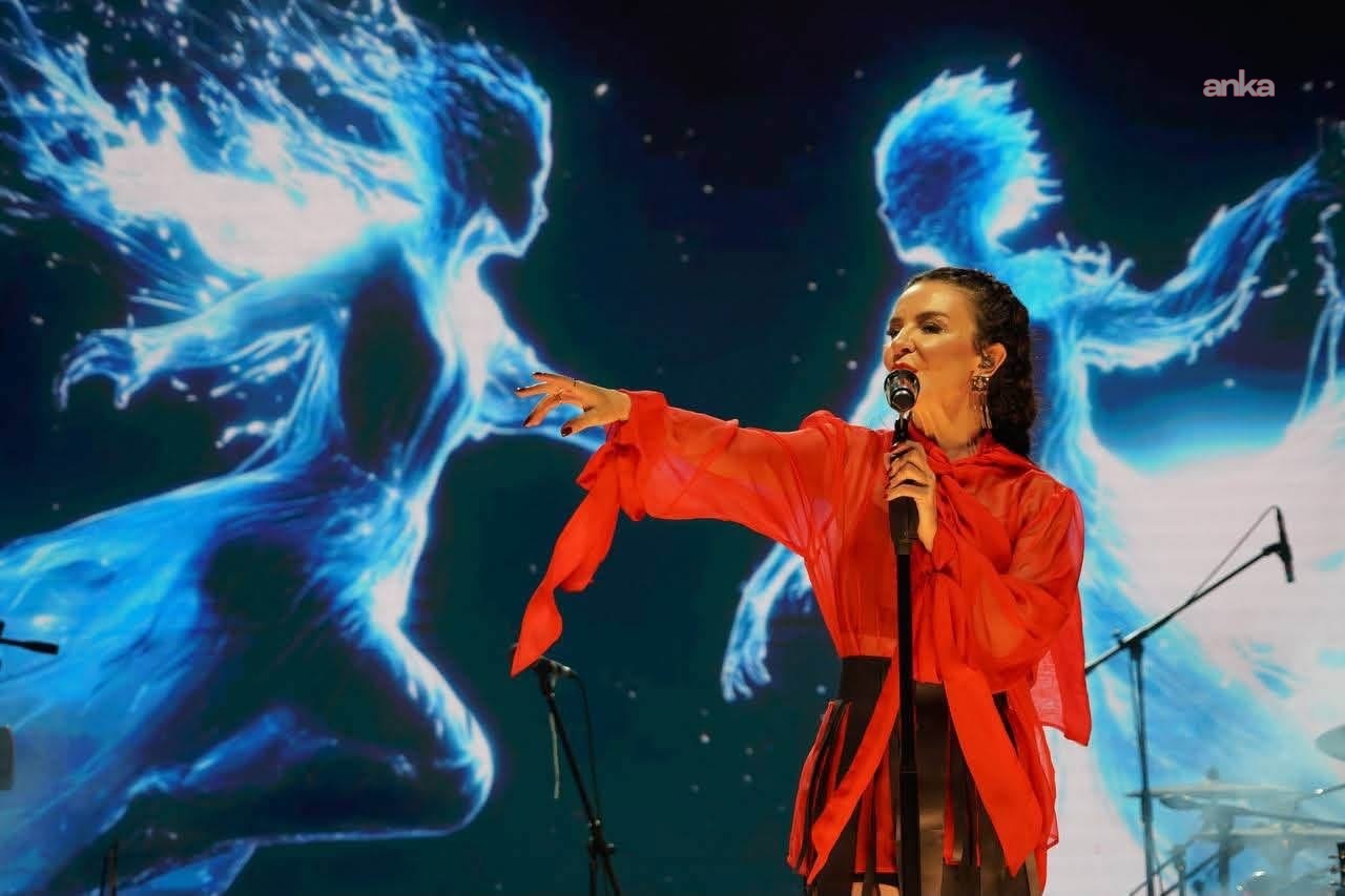 Edremit’te 30 Ağustos coşkusu: 40 bin kişi Fatma Turgut konserinde buluştu