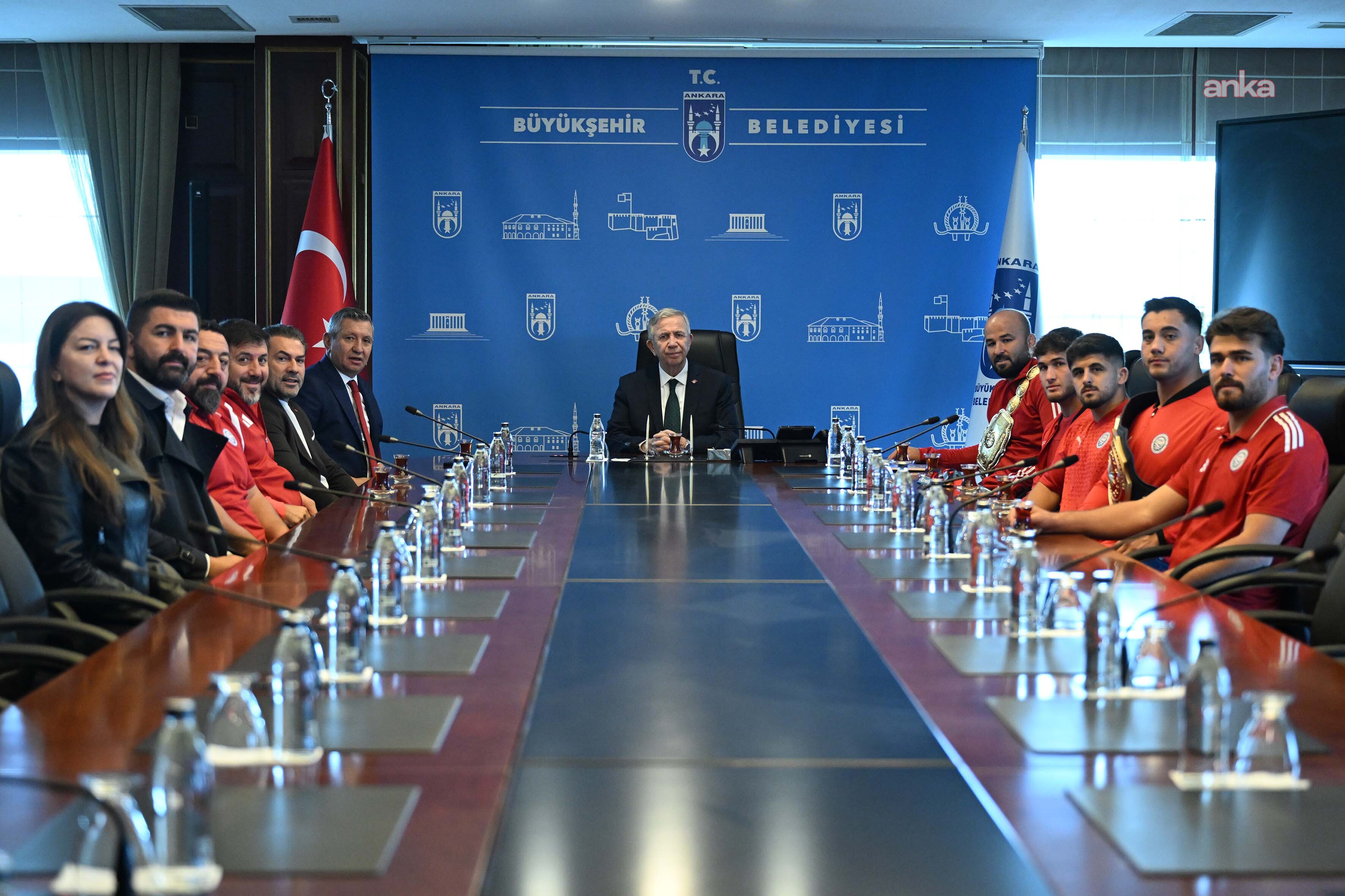 Mansur Yavaş, ASKİ Sporlu güreşçileri ağırladı: “Türkiye’nin yüzünü güldürüyorsunuz”