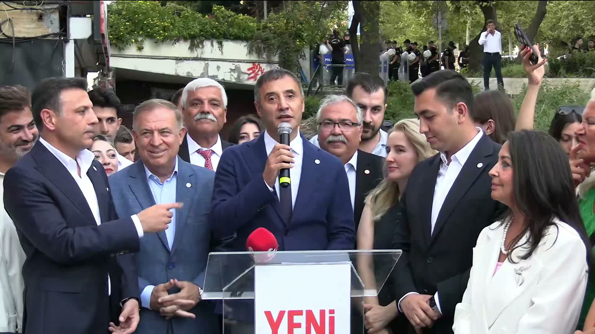 YENİ Parti Beşiktaş İlçe Başkanlığı 1 Eylül Dünya Barış Günü açıldı, beyaz güvercinler uçuruldu