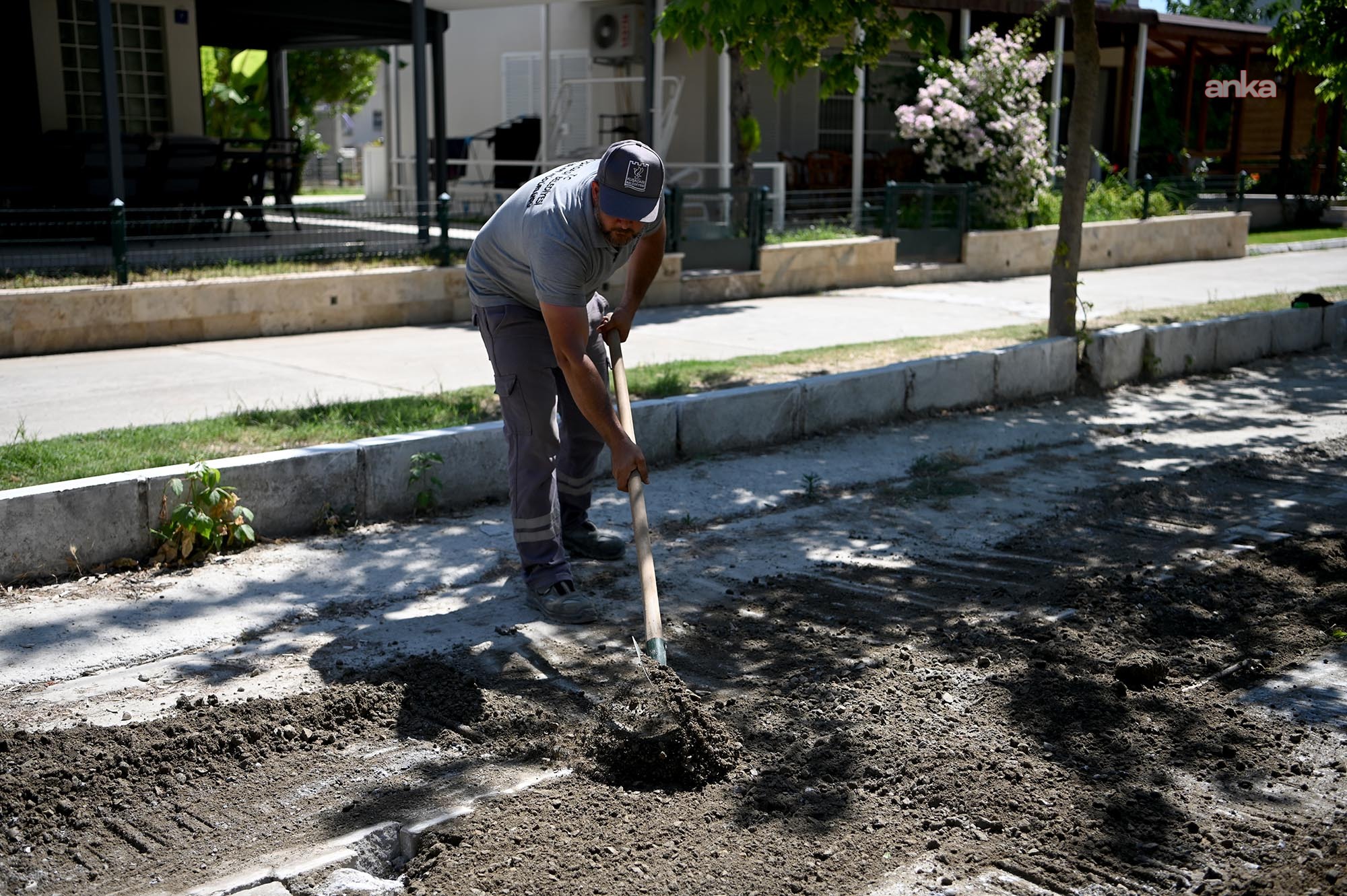 Kuşadası Belediyesi, kent genelinde altyapı yatırımlarını sürdürüyor