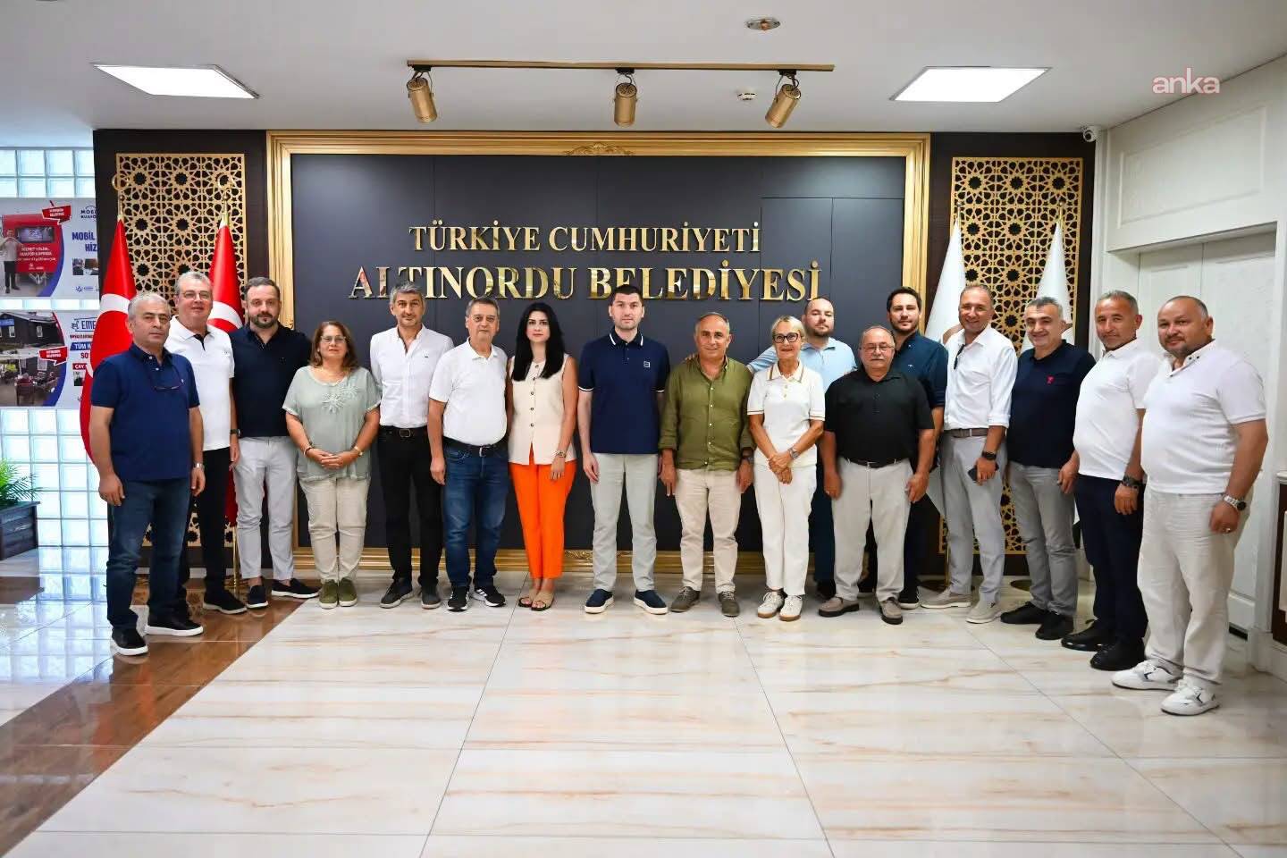 Altınordu Belediye Başkanı Tepe, belediye meclis üyeleriyle birlikte CHP'den ayrıldı