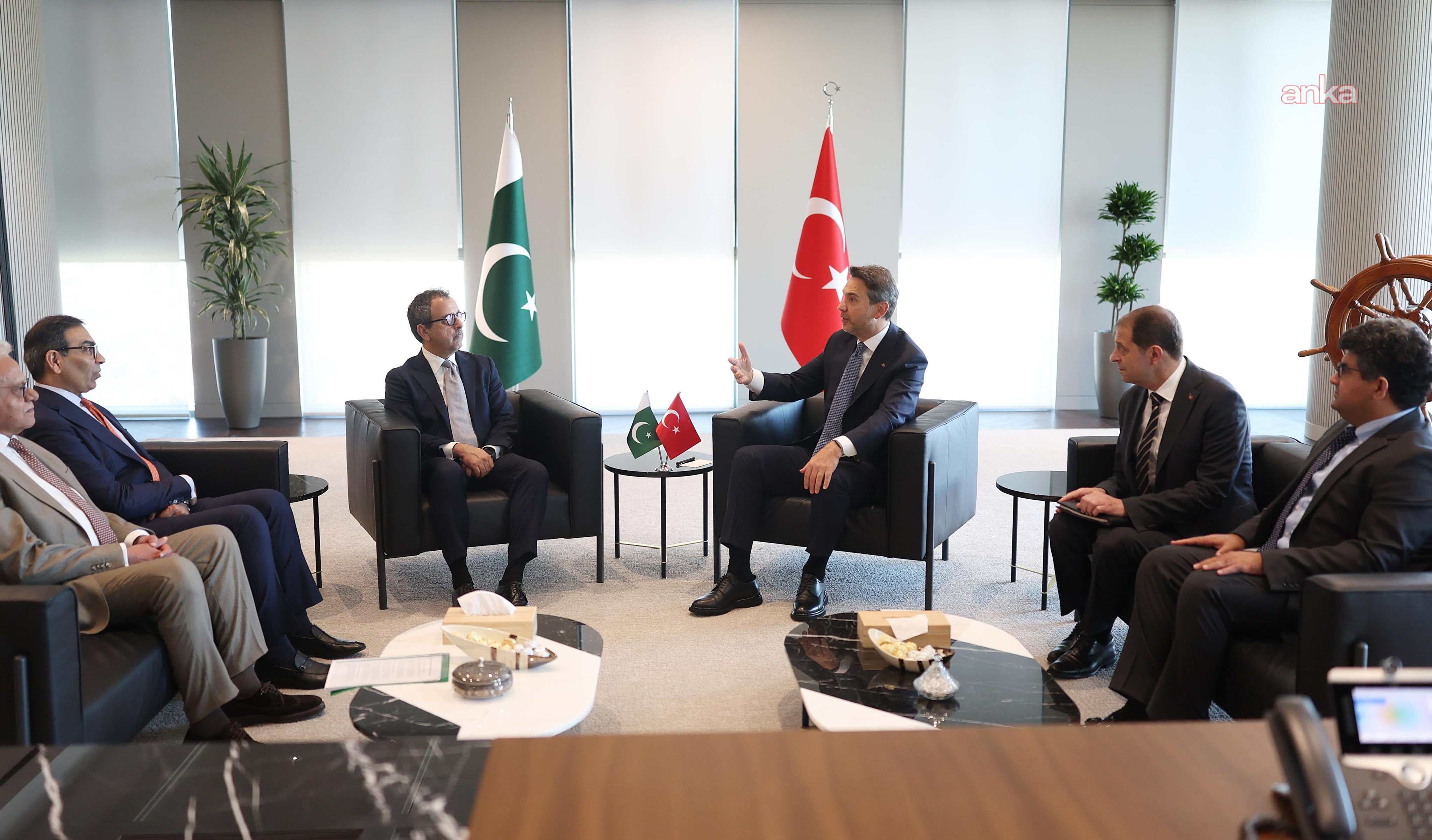 Bayraktar, Pakistanlı bakanlarla enerji iş birliğini görüştü