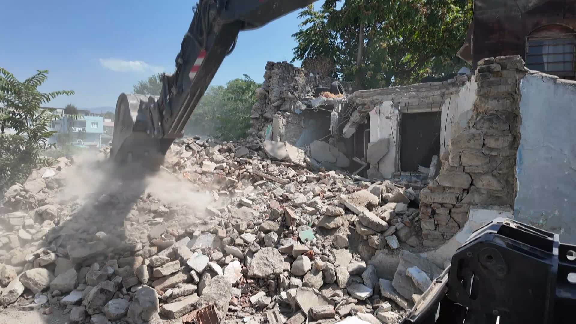 Konak’ta güvenliği tehdit eden metruk yapılar tek tek yıkılıyor