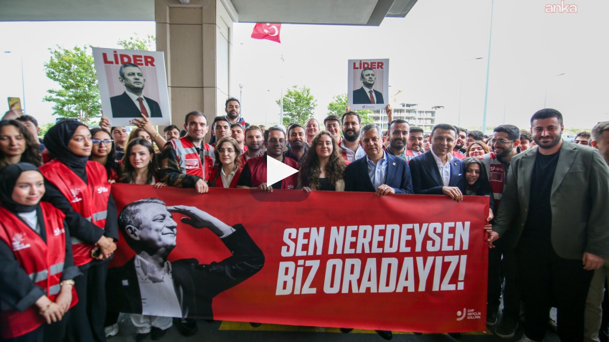 Özgür Özel, İstanbul Havaalanı'nda gençler tarafından karşılandı