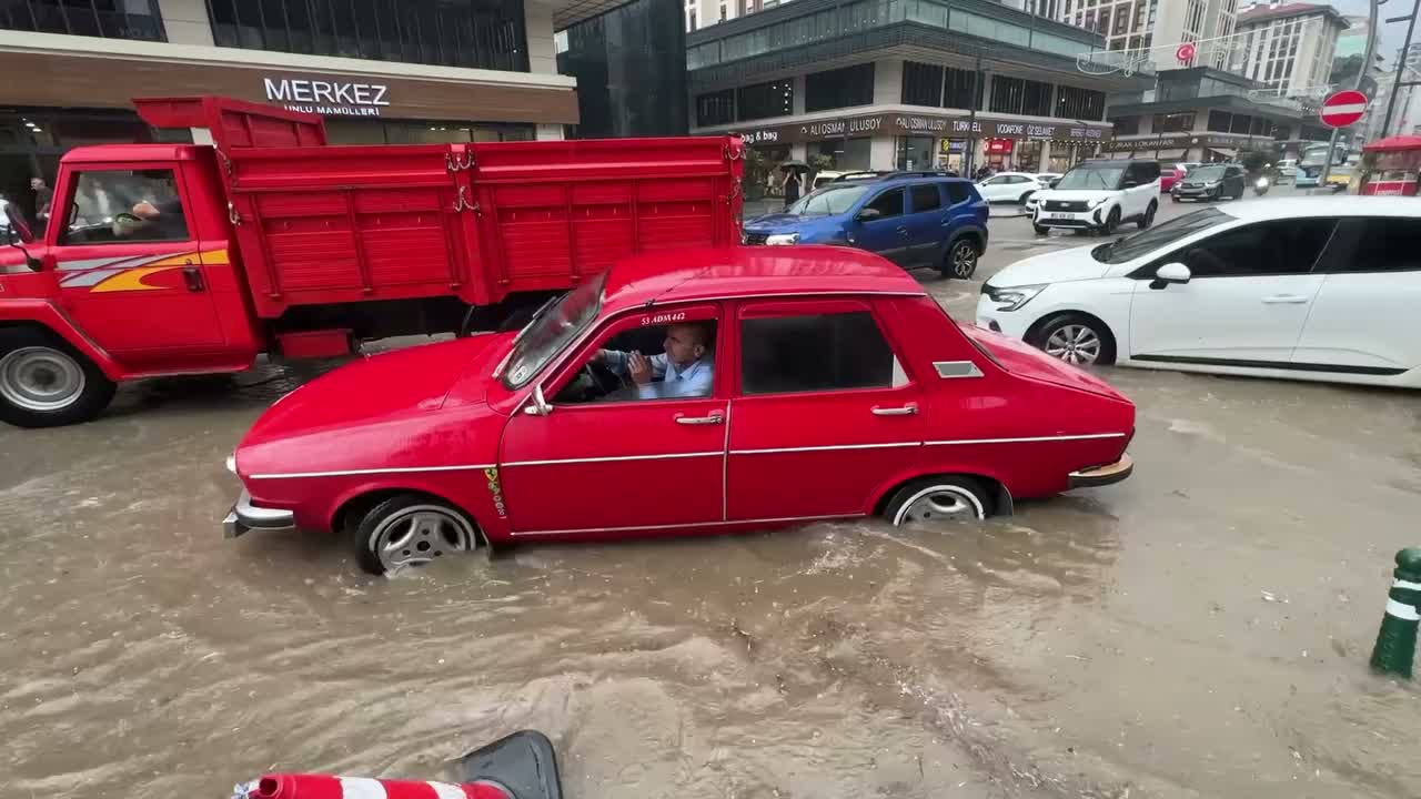 Şiddetli yağış Rize’de su baskınlarına yol açtı