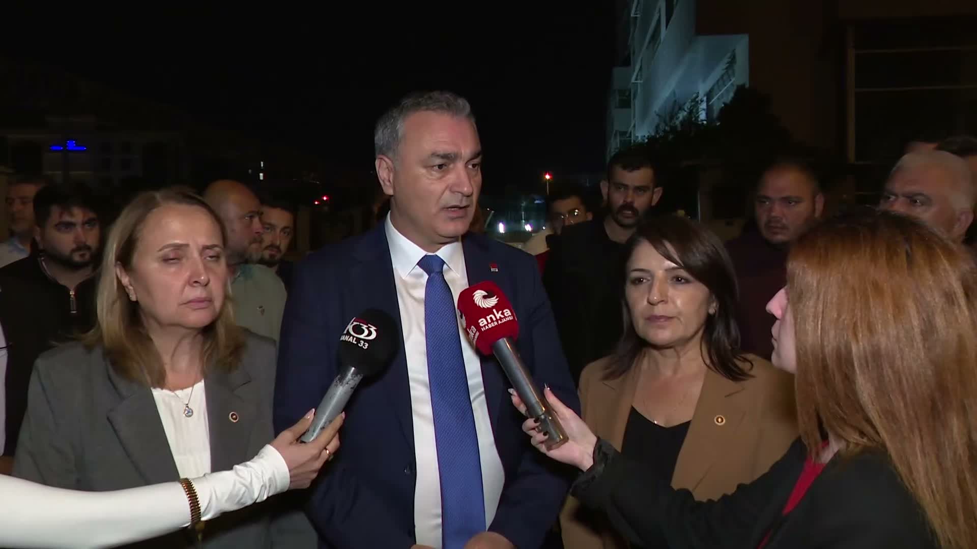 CHP Sözcüsü Müslim Sarı'dan Mersin Adliyesi önünde açıklama: Tutuksuz yargılama talep ediyoruz