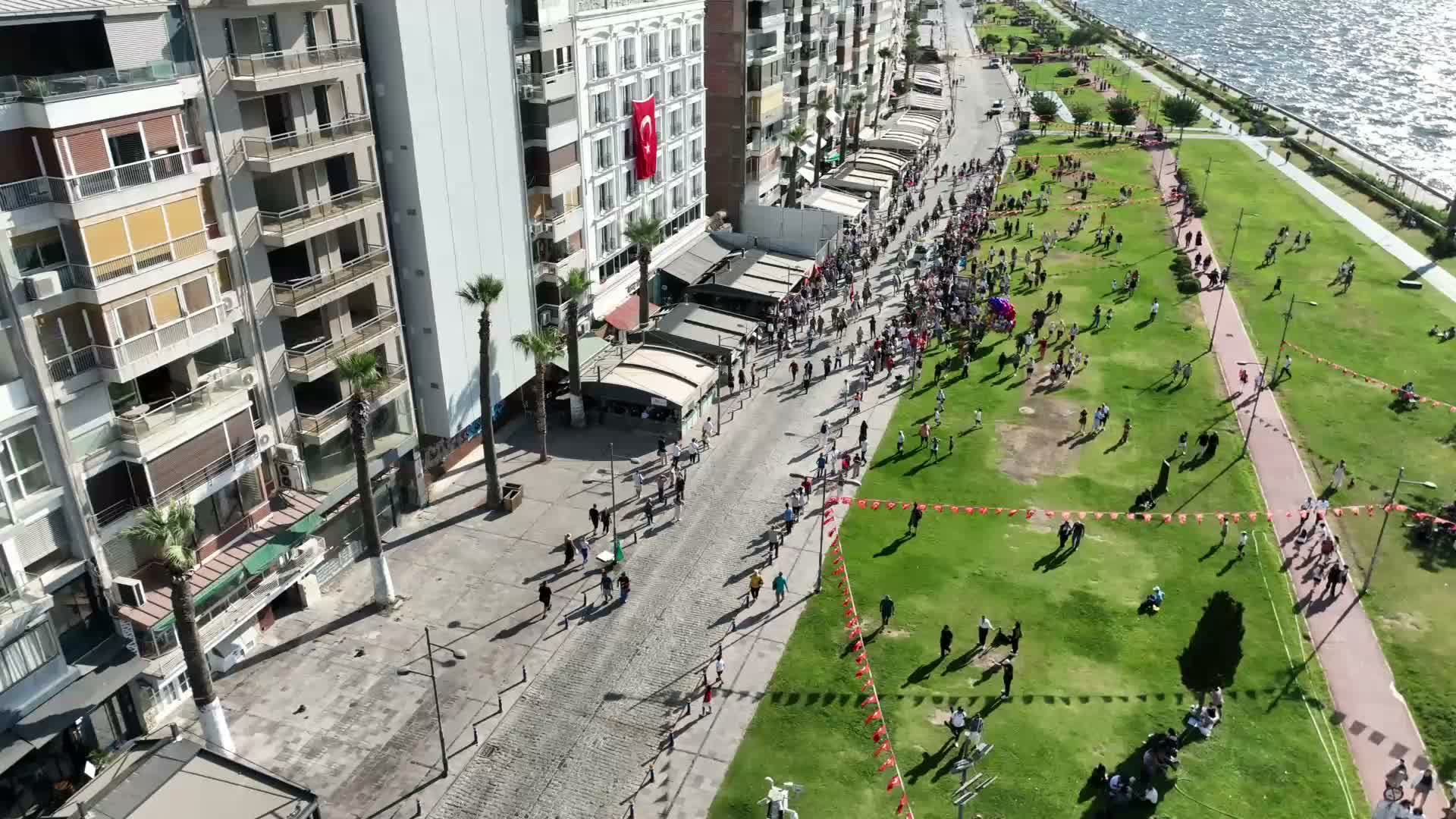 İzmir'in kurtuluşunun 104. yılında Kordon'da süvari geçişi