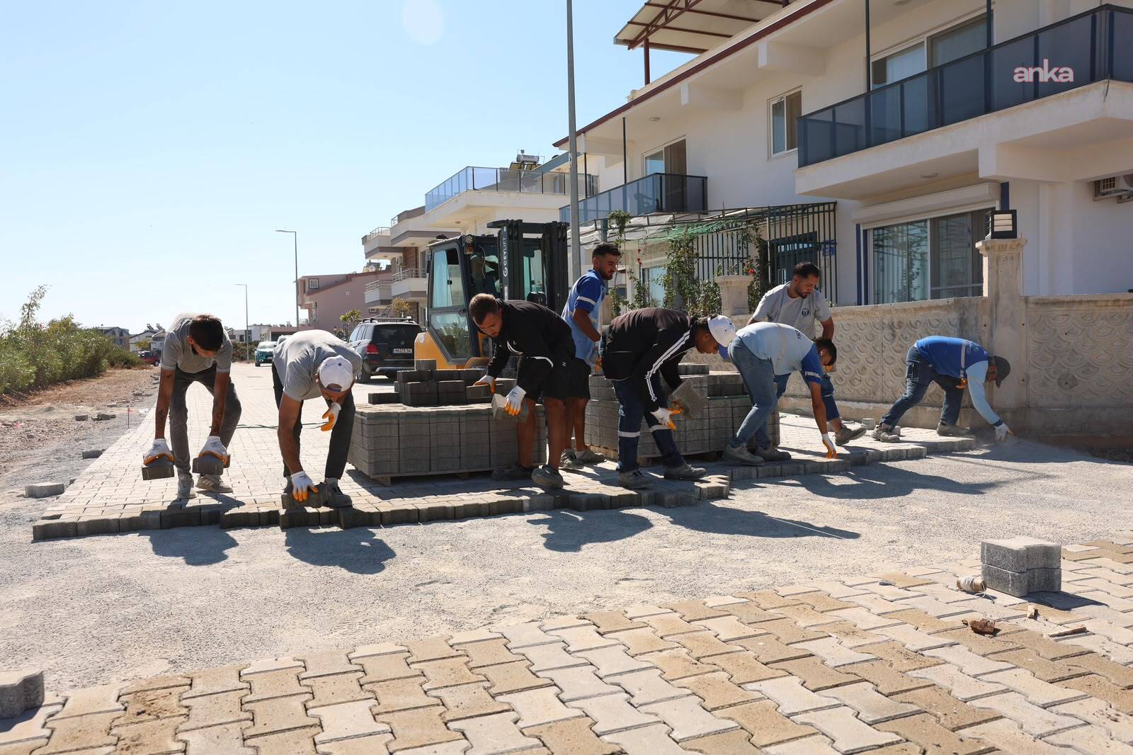 Didim Belediyesi, kent genelinde parke taşı döşeme çalışmalarını sürdürüyor