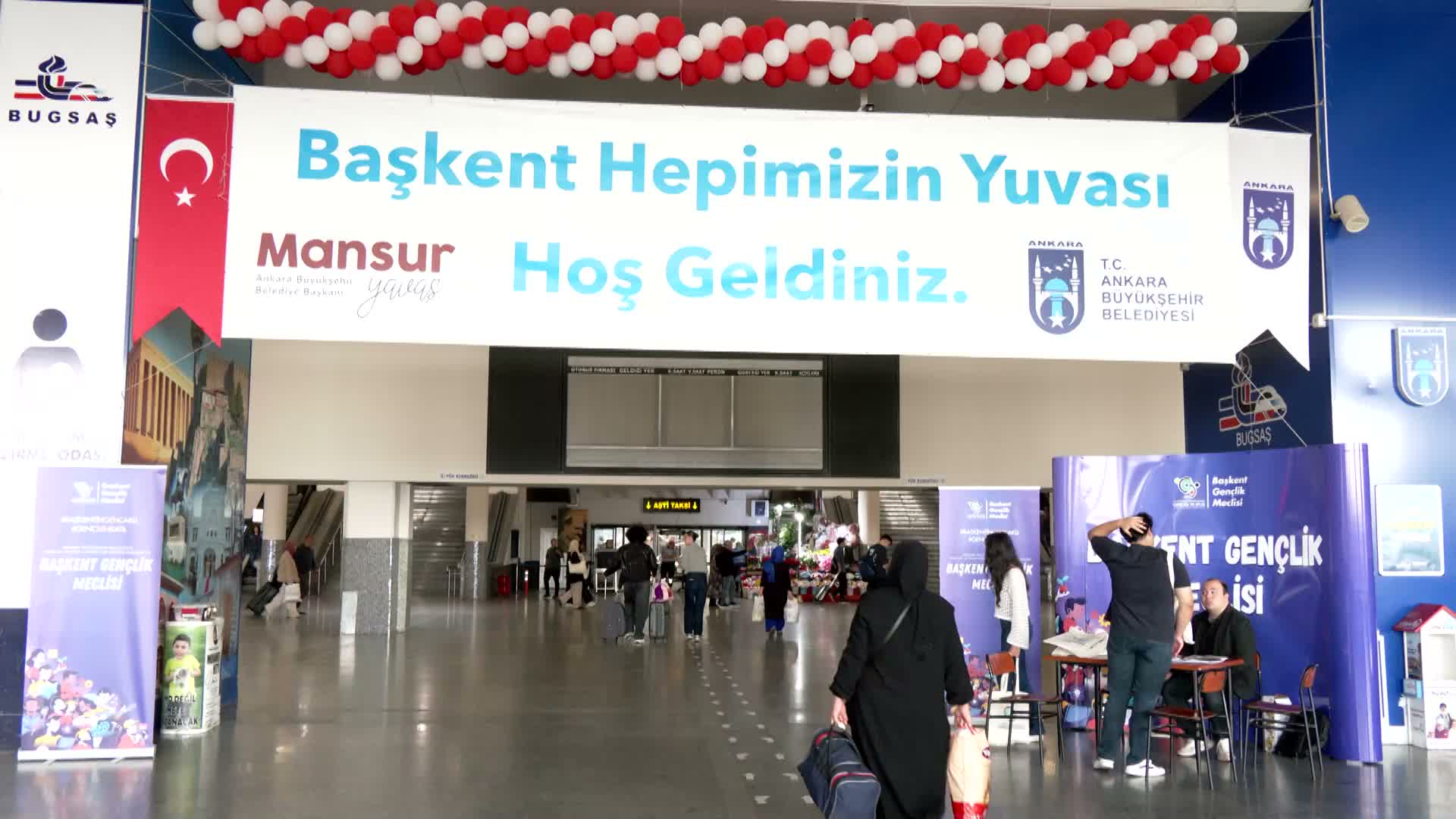 Ankara Büyükşehir Belediyesi, kente üniversite okumaya gelen gençleri AŞTİ'de karşılıyor