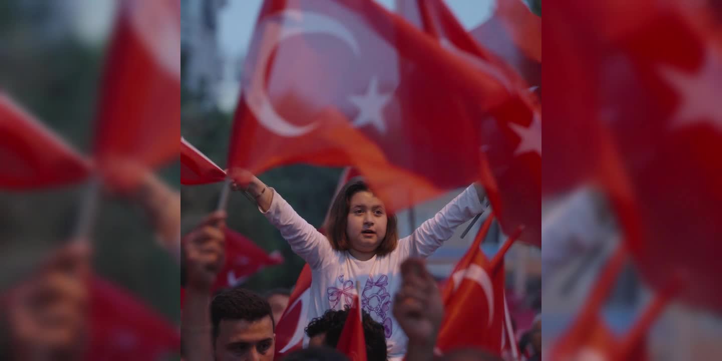 Mezitli sokakları kırmızı beyaza büründü: 19 Mayıs coşkusu sokaklara taştı