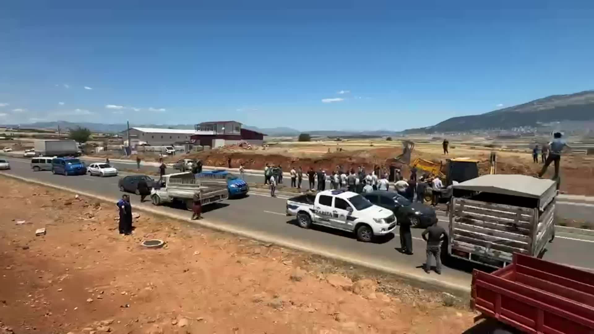 Kahramanmaraş'ta evlerine yıkım kararı verilen mahalle sakinleri yolu trafiğe kapattı