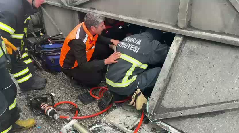 Isparta-Antalya Dereboğazı yolunda otobüs devrildi: 1 ölü, 8 yaralı