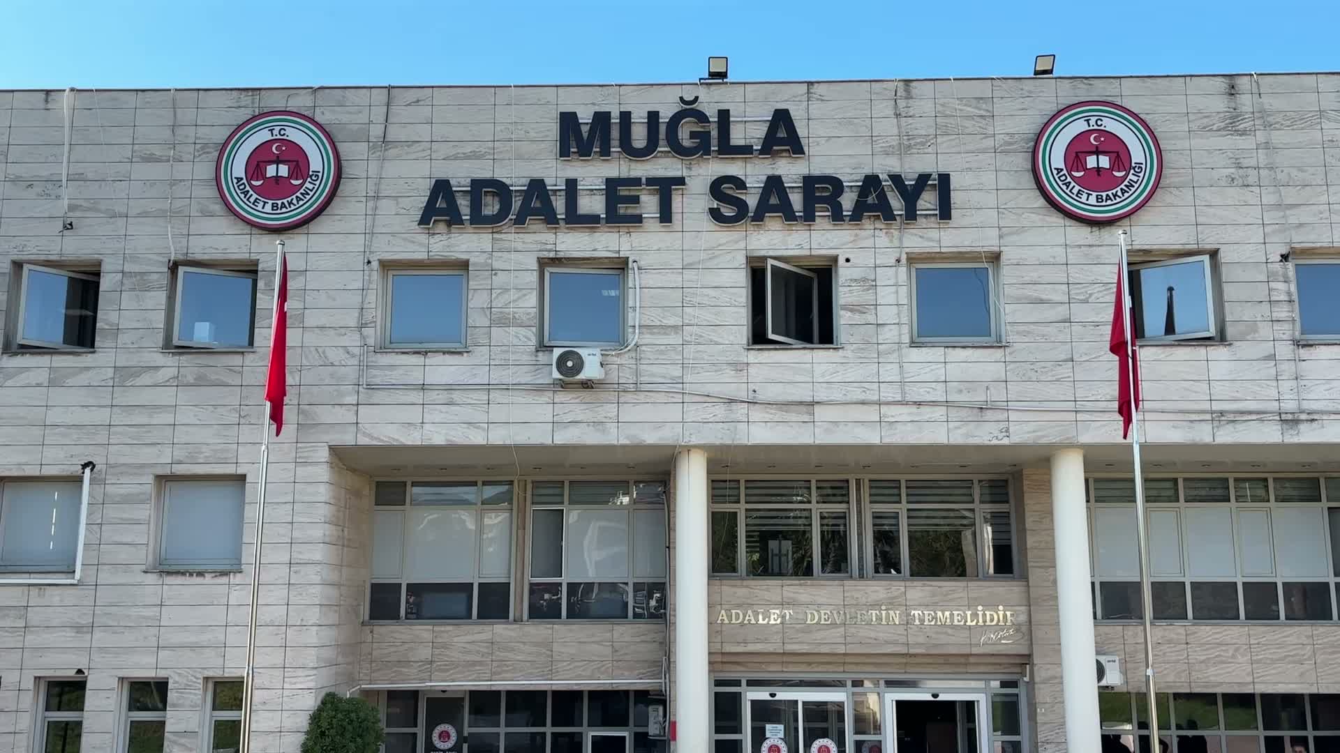 Muğla'da tekneyle yurt dışına kaçmaya çalışan 9 FETÖ şüphelisi ve kaptan adliyeye sevk edildi