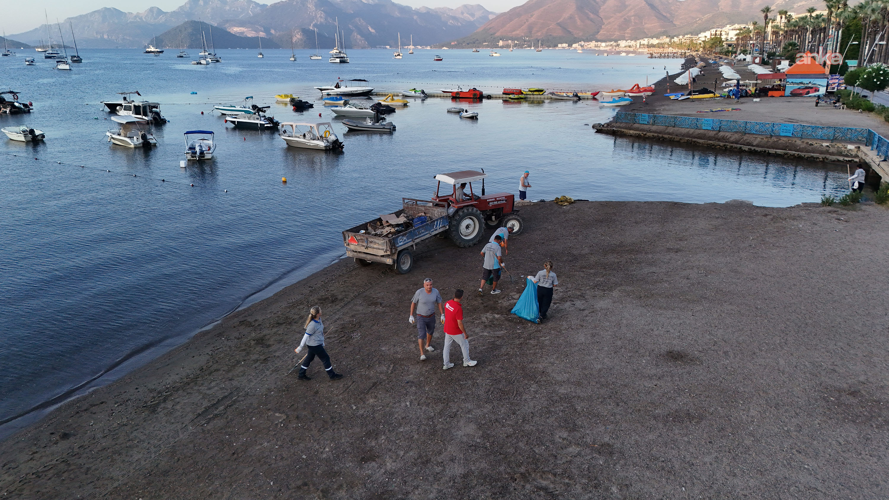 Marmaris'te gün doğmadan "halk plajı" temizleniyor