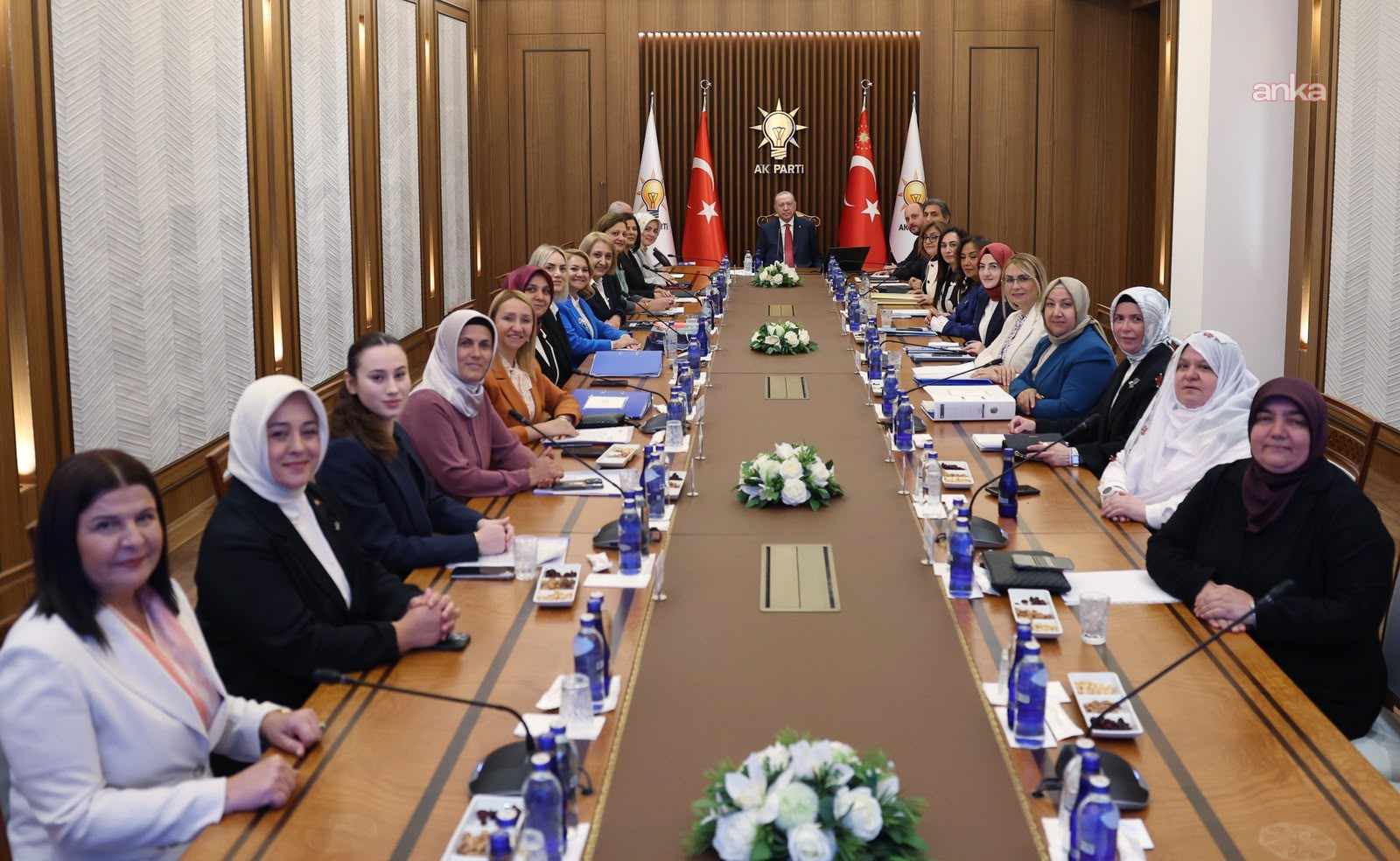 Cumhurbaşkanı Erdoğan, partisinin kadın belediye başkanlarıyla bir araya geldi