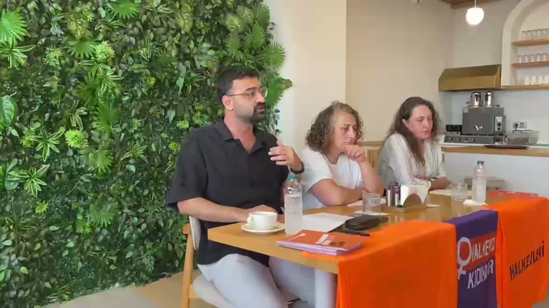 Halkevleri Doğu Karadeniz Temsilcisi Özkan Hopa’da konuştu: “Ekonomik krizde değiliz, bu bir ekonomik tercih”