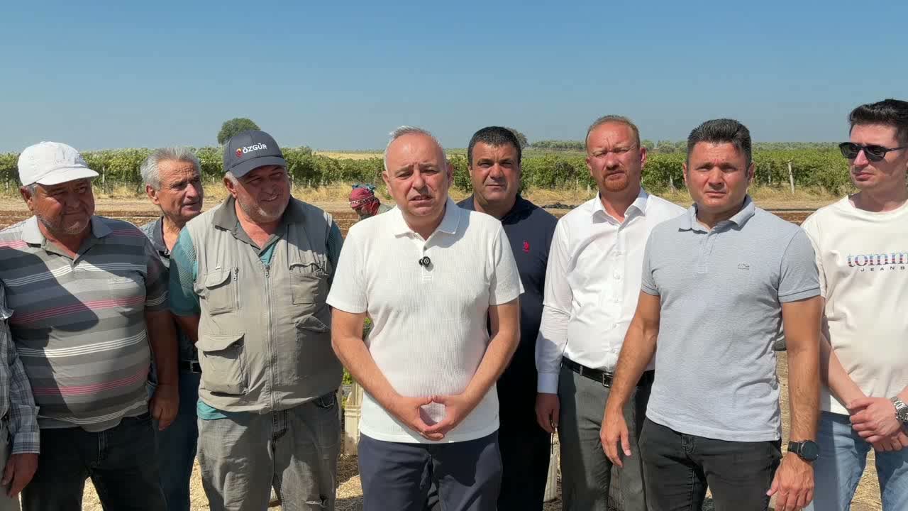 YENİ Partili Bakırlıoğlu Saruhanlı'da üzüm üreticileriyle bir araya geldi: Geçen yıl 120 liraya satılan üzüm bugün 80 liraya alınıyor