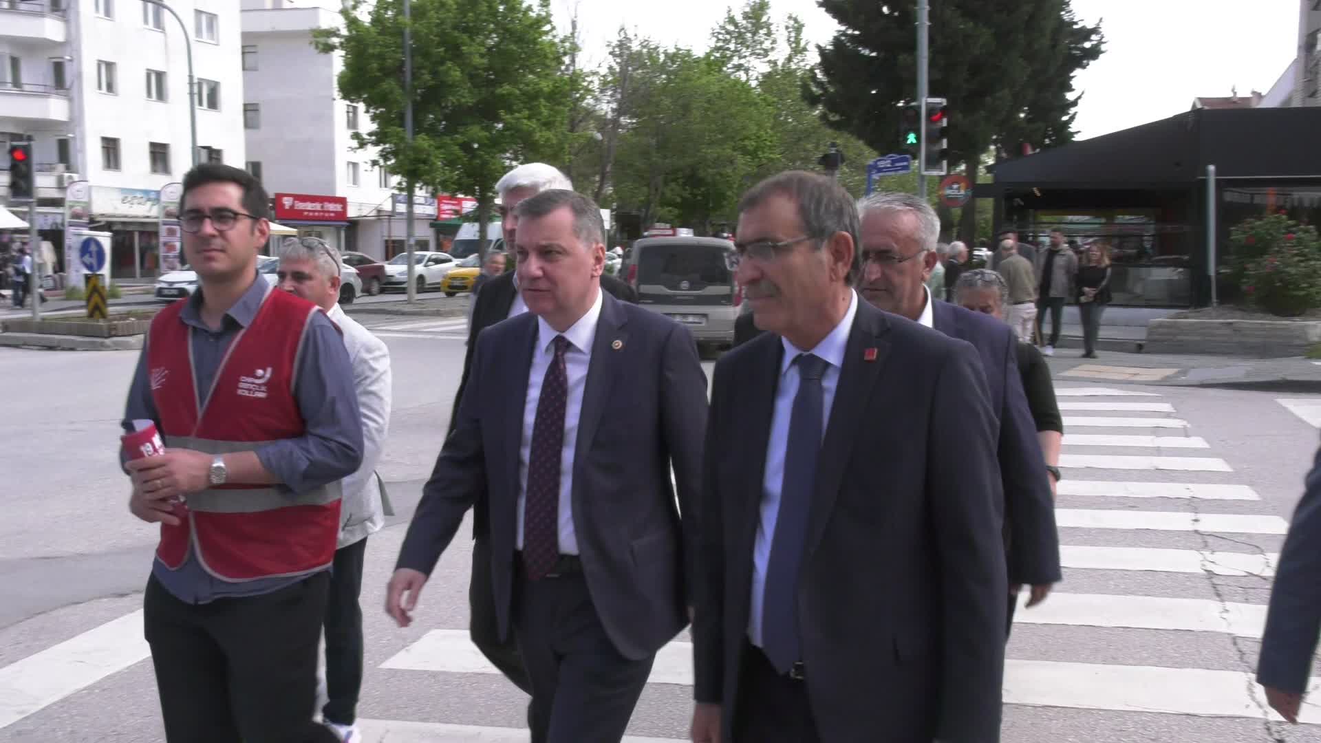 CHP 81 ilde sahada… Özgür Ceylan Etimesgut'ta esnaf ziyareti yaptı