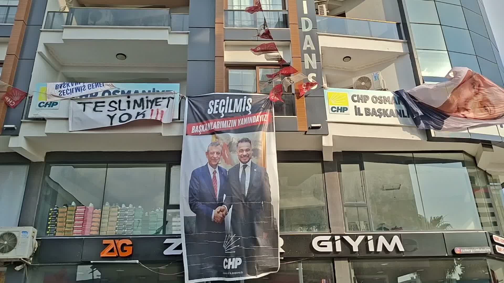 CHP Osmaniye İl Başkanlığı'na atanan yeni yönetim, parti binasına çilingirle girdi
