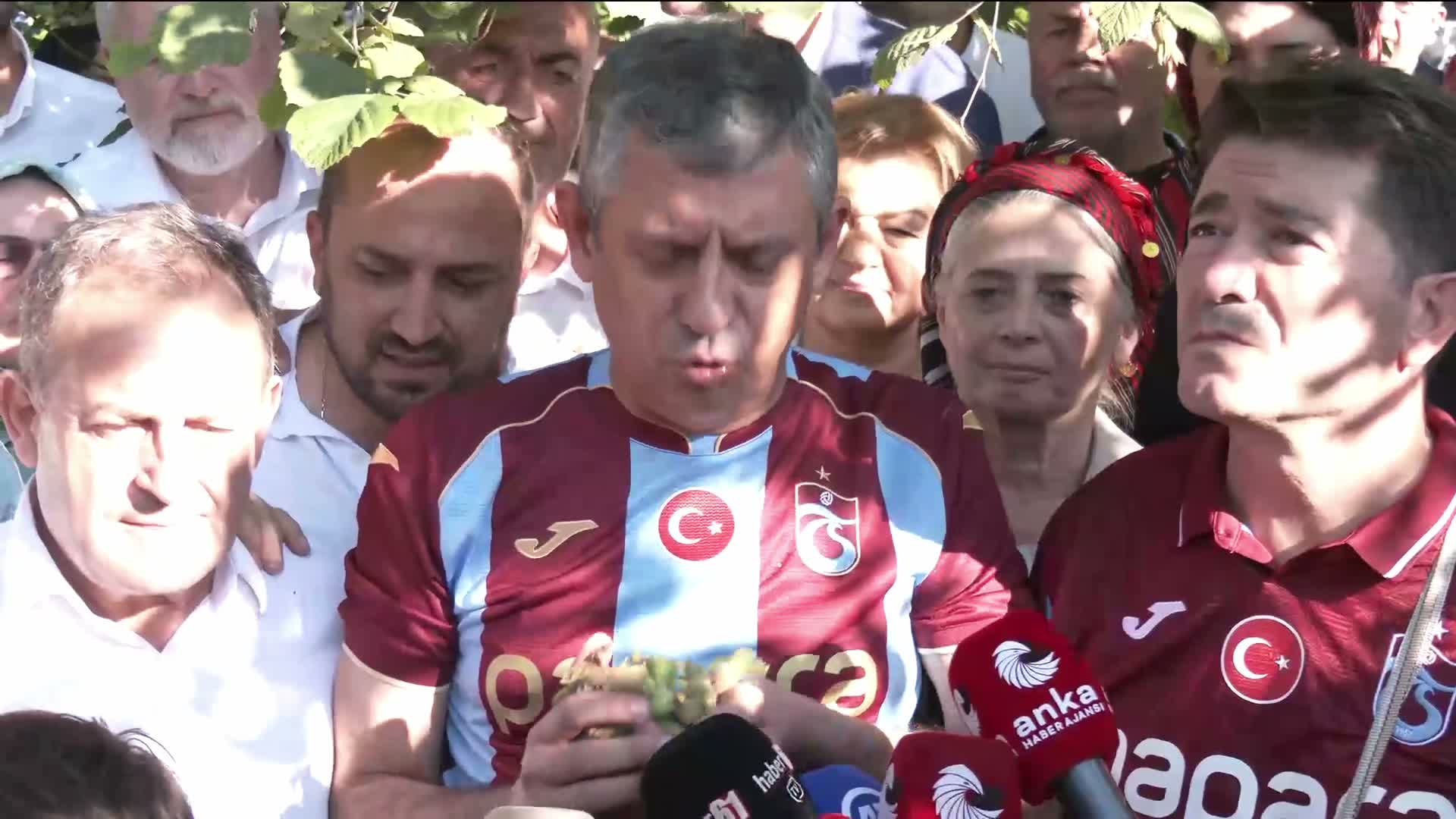 Özgür Özel, Trabzon'da... Özel: “Fındık ve çayda dünya devleri yerine Karadenizli üreticiye alan açılması en samimi taahhüdümüz"