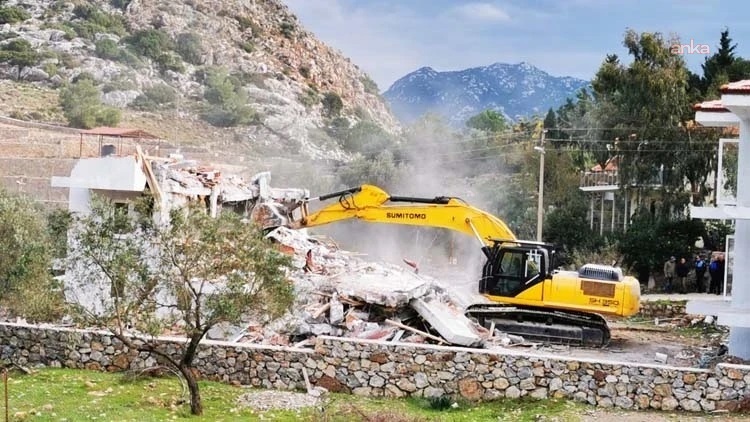 Marmaris'te kaçak yapı yıkımları tartışması sürüyor