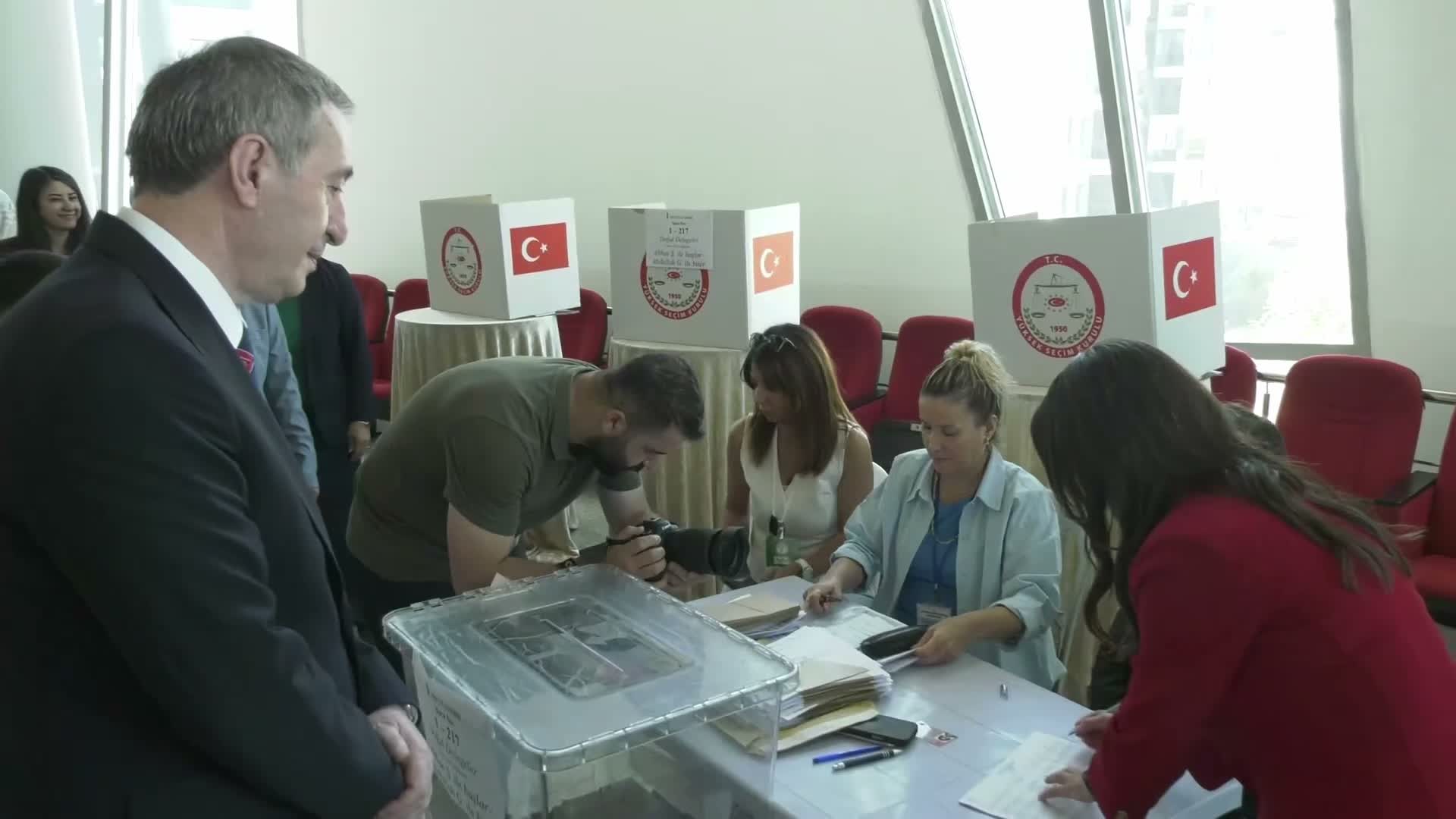 DEM Parti 5'inci Kongresi... Eş Genel Başkanlar Hatimoğulları ile Bakırhan oy kullandı