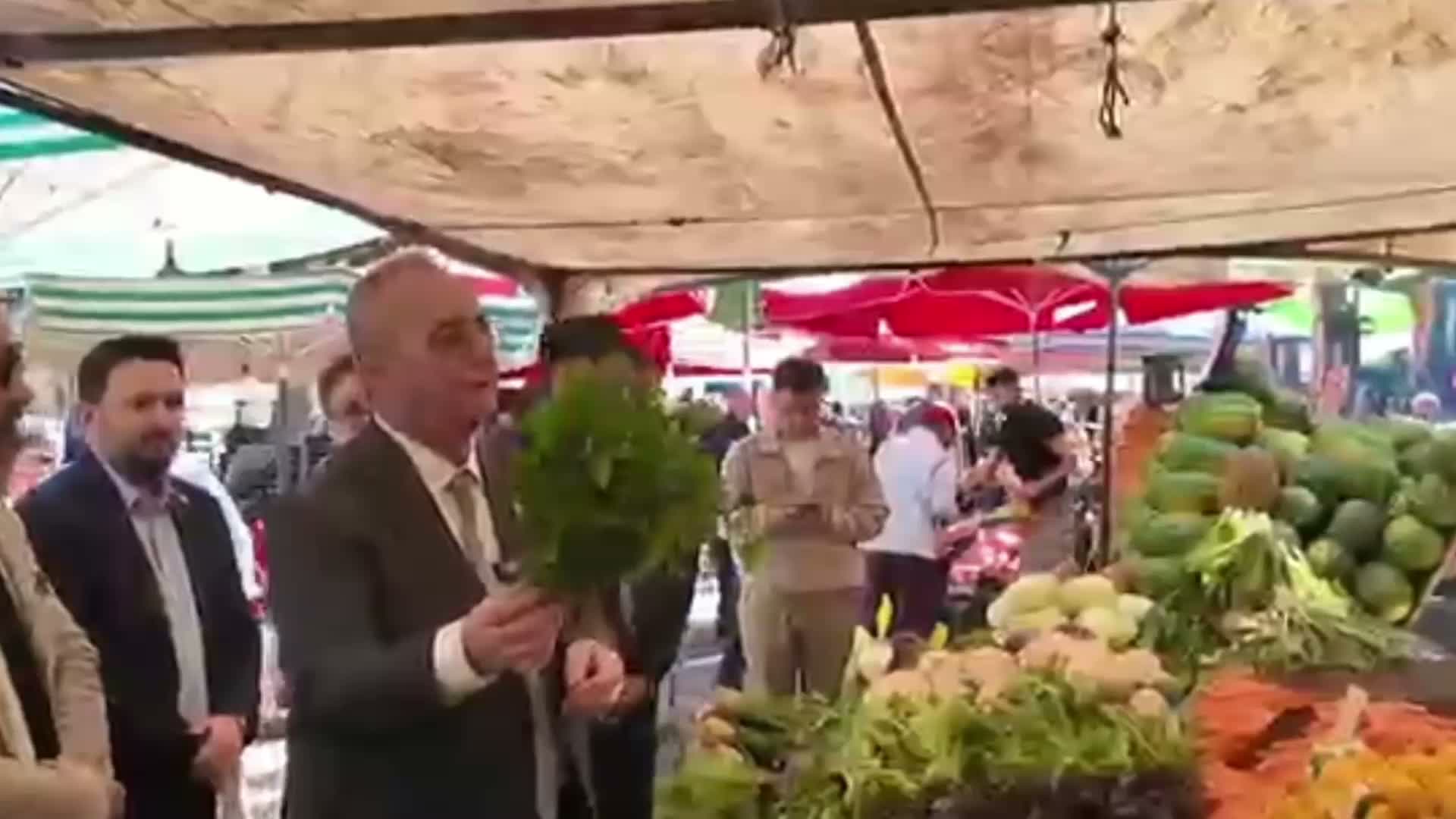 Bülent Tezcan'dan pazar ziyareti: 10 liralık maydanoz kredi kartıyla, havuç taneyle alınıyor