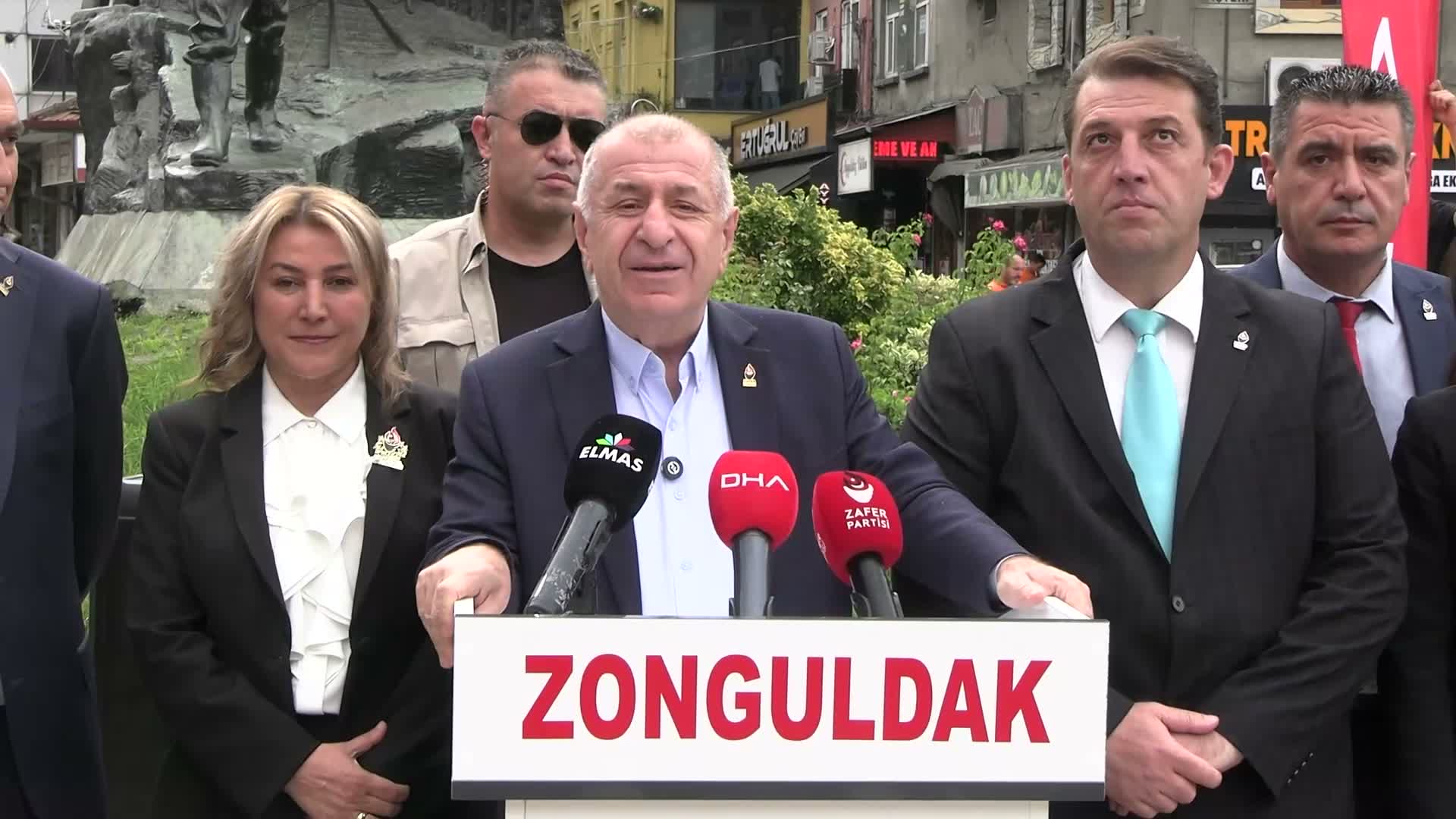 Ümit Özdağ: "Her yıl 7 milyar dolar insani yardım adı altında başka ülkelere para aktarıyorlar. Türkler insan değil mi?"