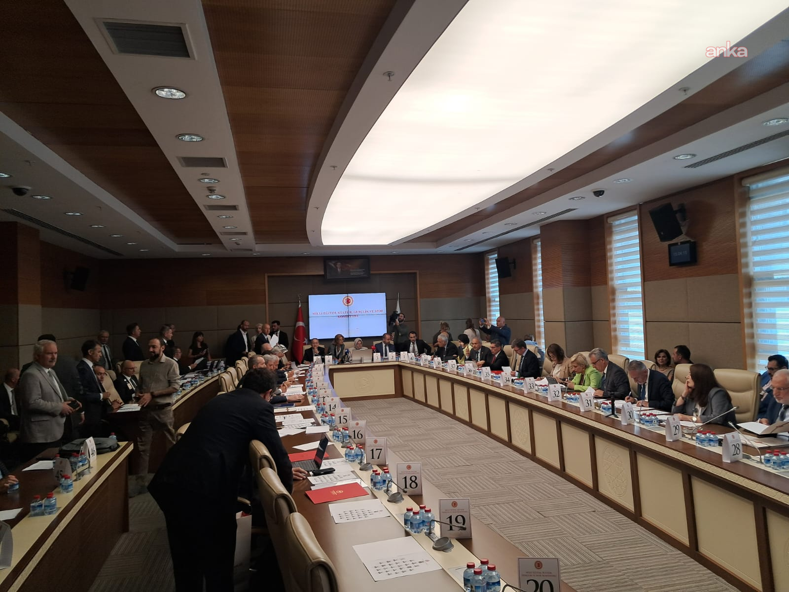 CHP'li Özçağdaş'tan komisyon salonundaki YÖK Başkanı'na İmamoğlu tepkisi: 32 yıllık diplomasını iptal ettiniz, sizin iktidarınız yaptı