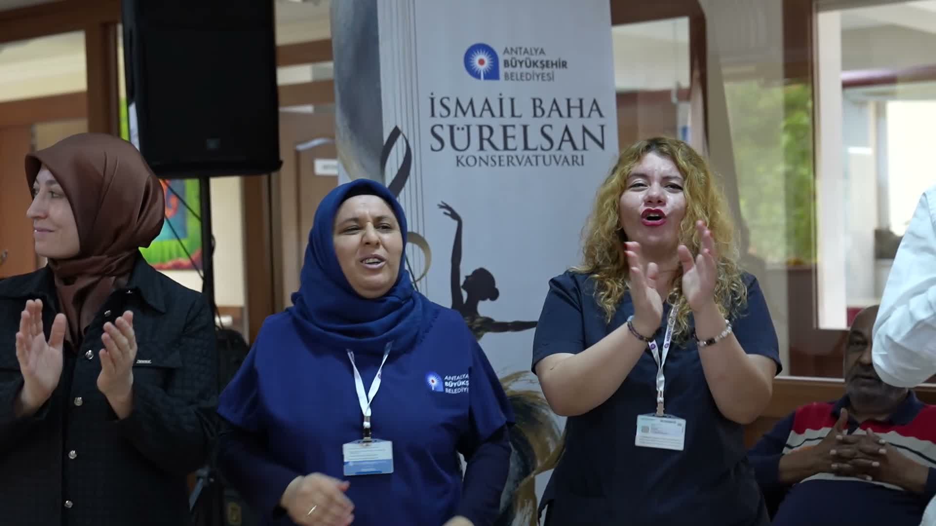 Antalya’da huzurevi sakinleri Dünya Yaşlılar Günü’nü müzikle kutladı