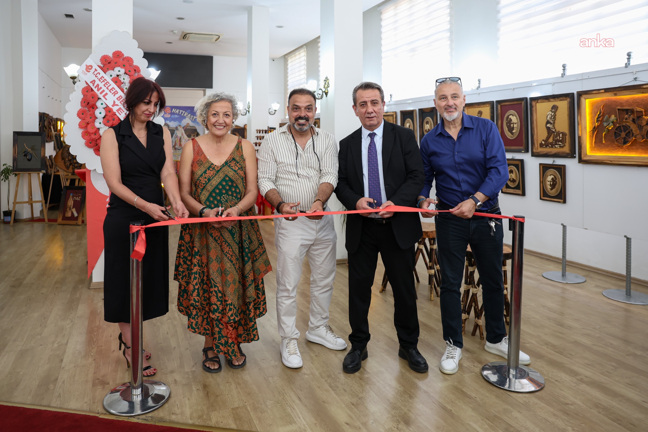 Efeler'de 19 Mayıs temalı ahşap sergisi ziyarete açıldı